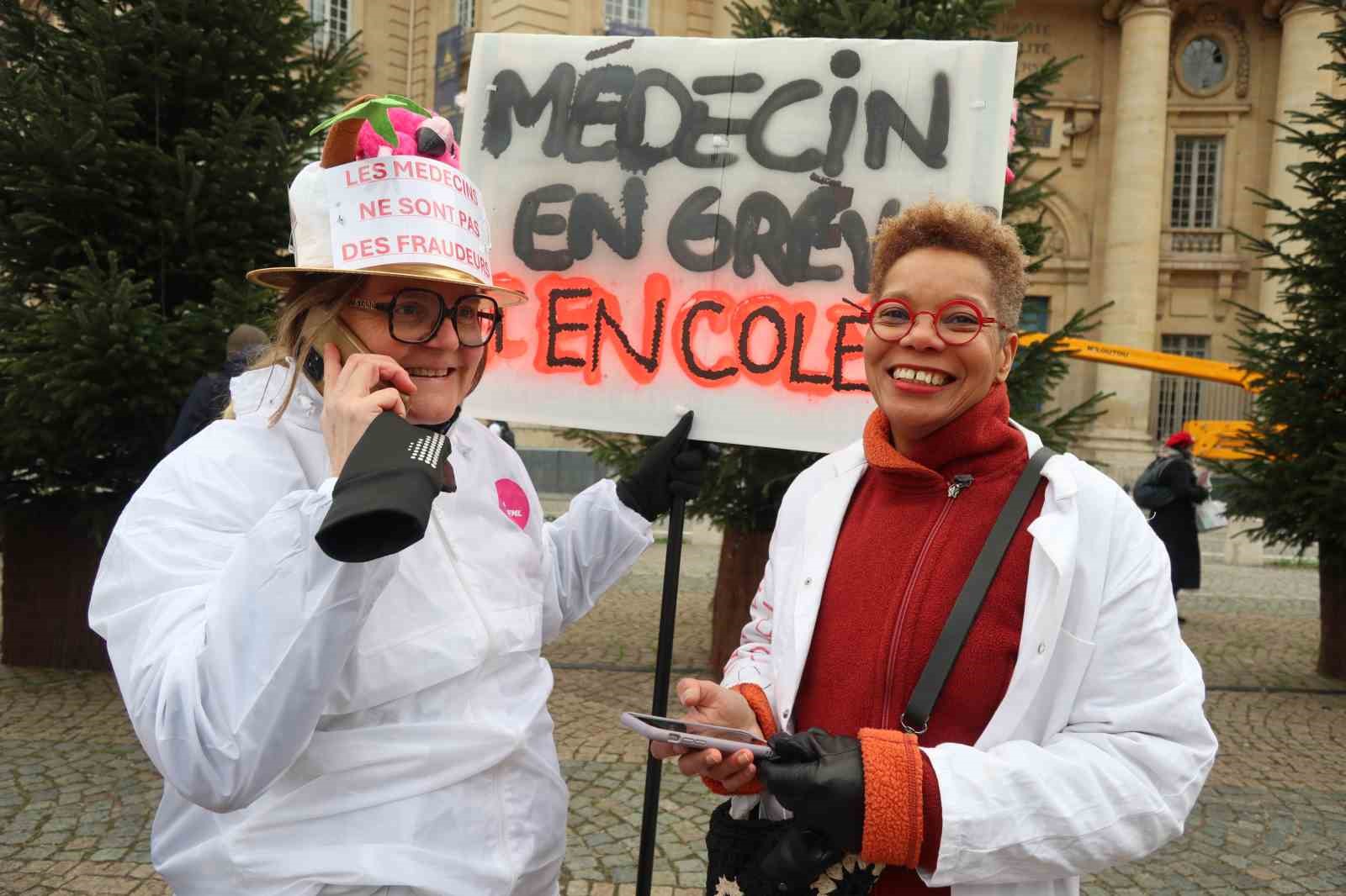 Fransa’da doktorlar 10 günlük grev kapsamında Paris’in sokaklarını doldurdu
Fransa’da doktorlar 10 günlük grev kapsamında Paris’in sokaklarını doldurdu