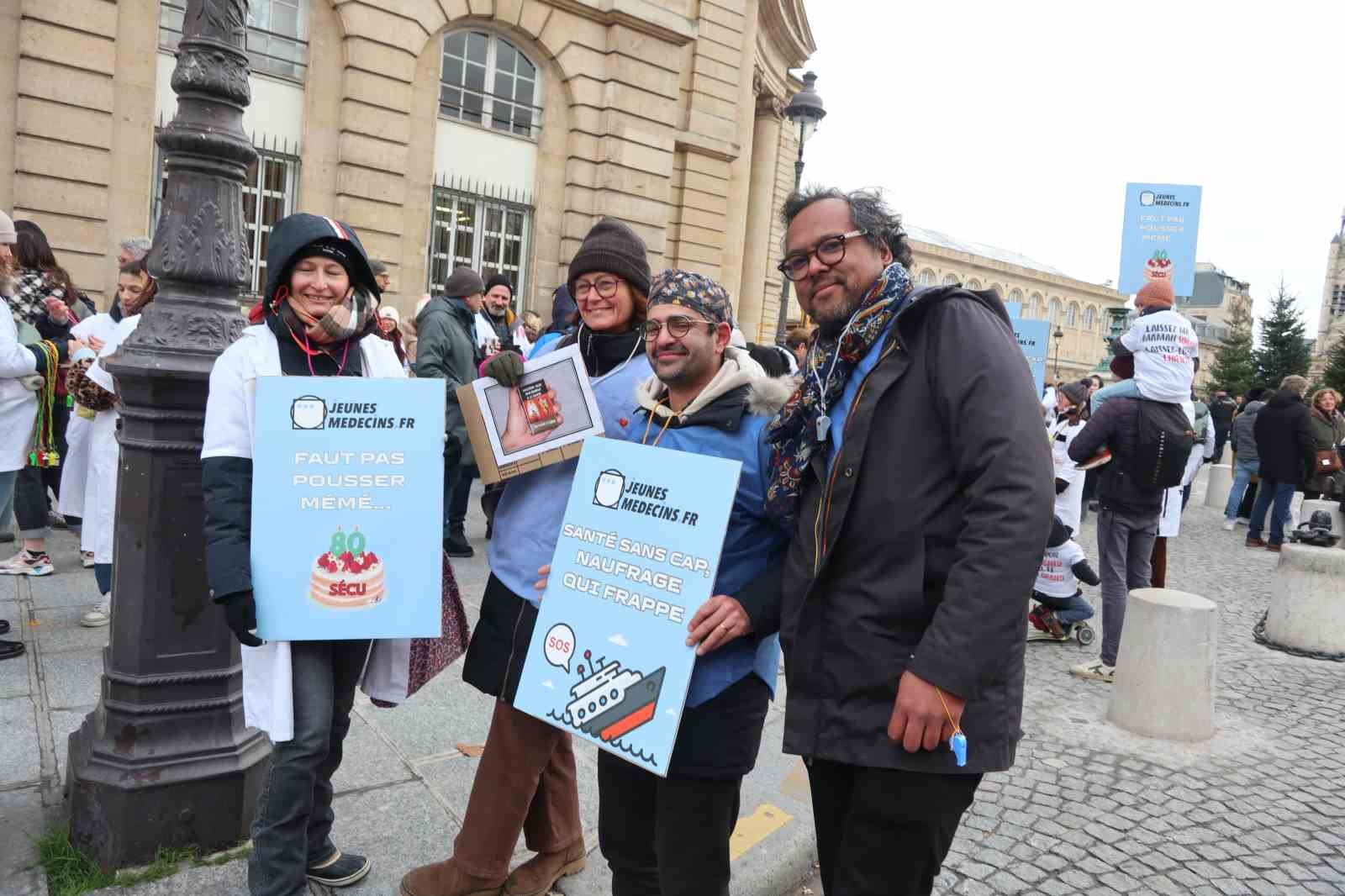 Fransa’da doktorlar 10 günlük grev kapsamında Paris’in sokaklarını doldurdu
Fransa’da doktorlar 10 günlük grev kapsamında Paris’in sokaklarını doldurdu