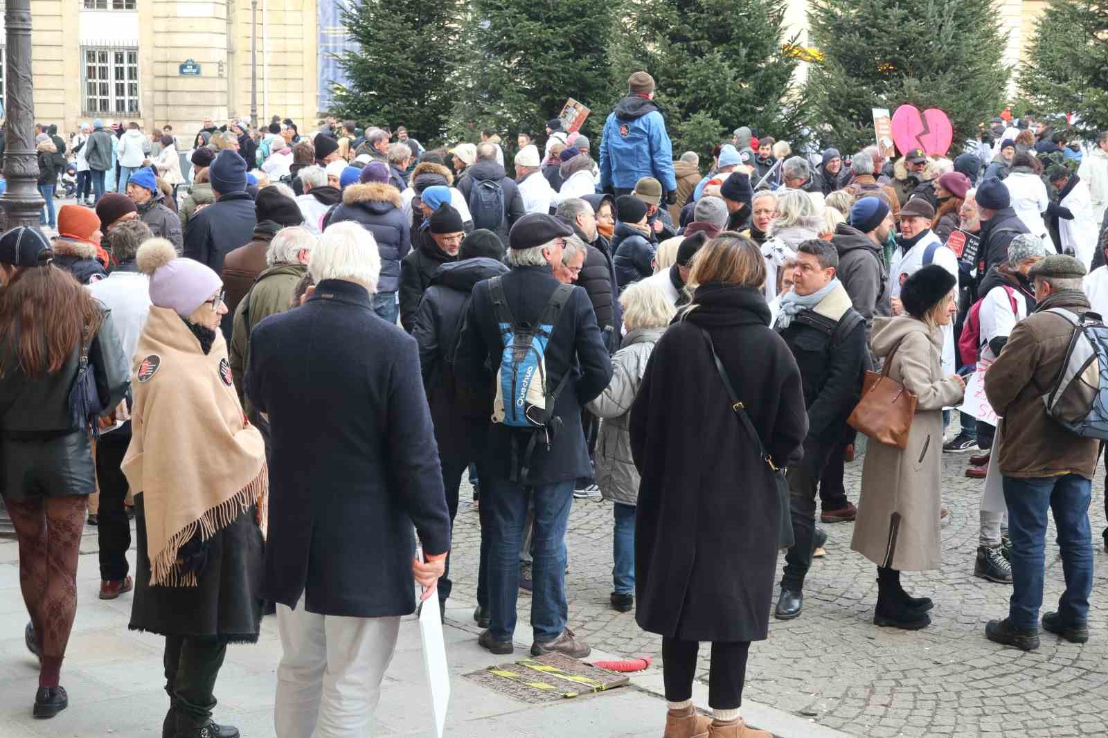 Fransa’da doktorlar 10 günlük grev kapsamında Paris’in sokaklarını doldurdu
Fransa’da doktorlar 10 günlük grev kapsamında Paris’in sokaklarını doldurdu