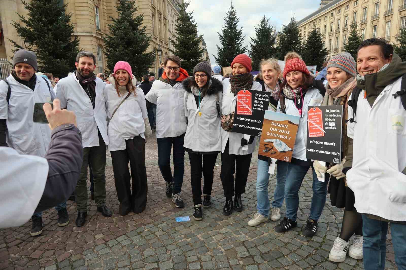 Fransa’da doktorlar 10 günlük grev kapsamında Paris’in sokaklarını doldurdu
Fransa’da doktorlar 10 günlük grev kapsamında Paris’in sokaklarını doldurdu