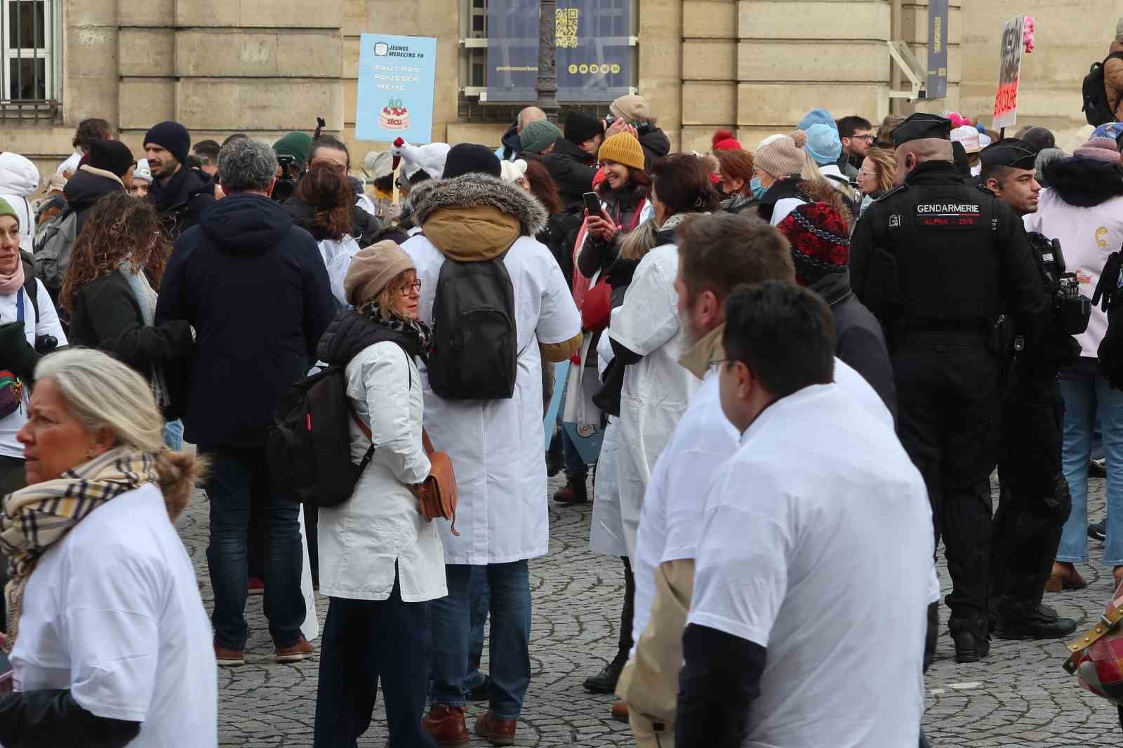 Fransa’da doktorlar 10 günlük grev kapsamında Paris’in sokaklarını doldurdu
Fransa’da doktorlar 10 günlük grev kapsamında Paris’in sokaklarını doldurdu