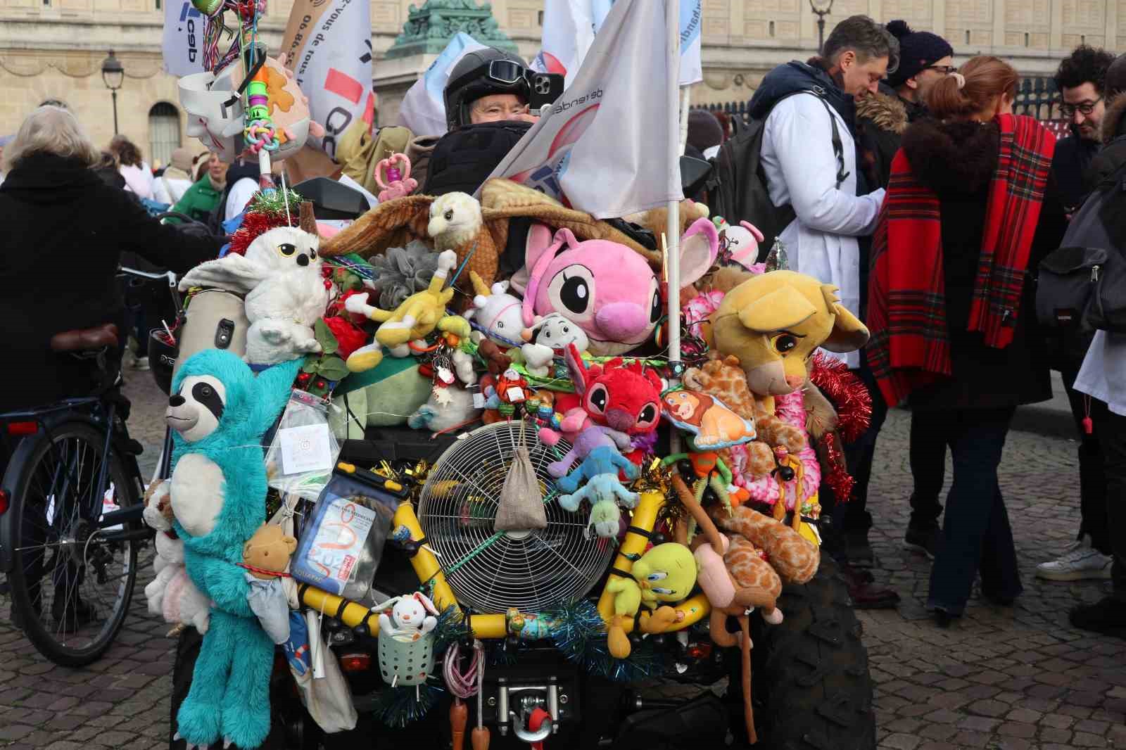 Fransa’da doktorlar 10 günlük grev kapsamında Paris’in sokaklarını doldurdu
Fransa’da doktorlar 10 günlük grev kapsamında Paris’in sokaklarını doldurdu