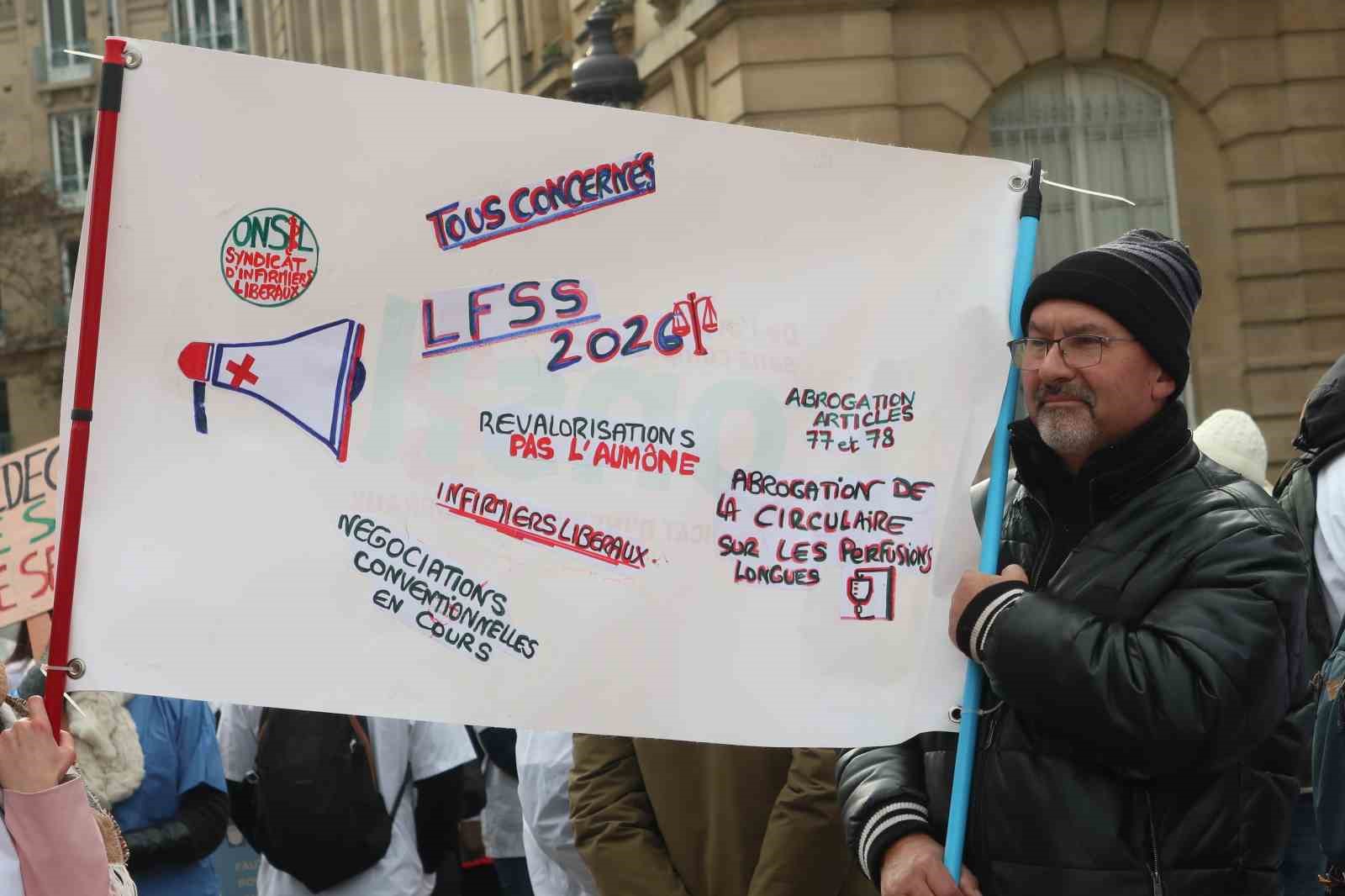 Fransa’da doktorlar 10 günlük grev kapsamında Paris’in sokaklarını doldurdu
Fransa’da doktorlar 10 günlük grev kapsamında Paris’in sokaklarını doldurdu