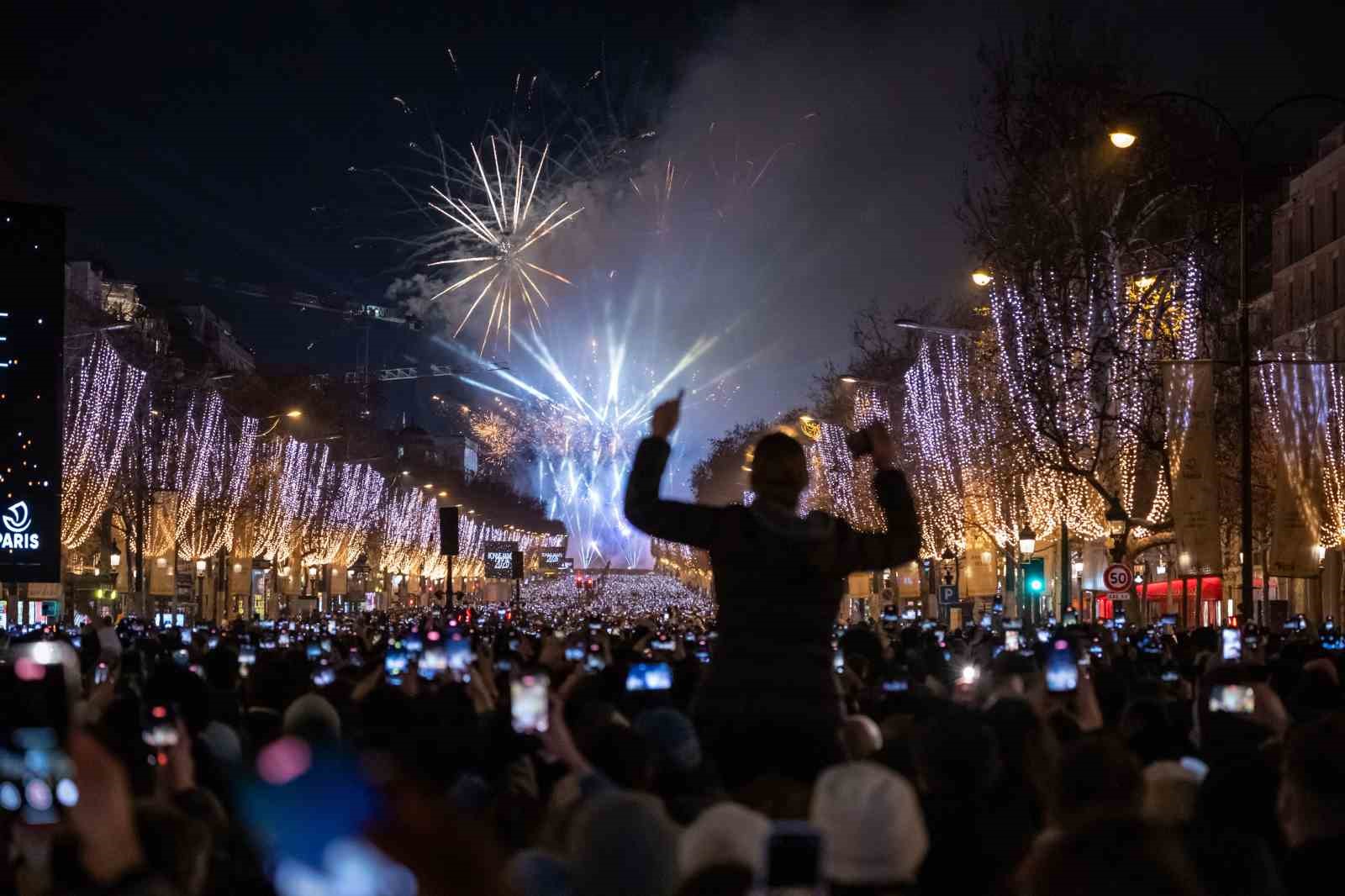 Fransa’da yeni yıl üst düzey güvenlik önlemleri altında kutlandı
