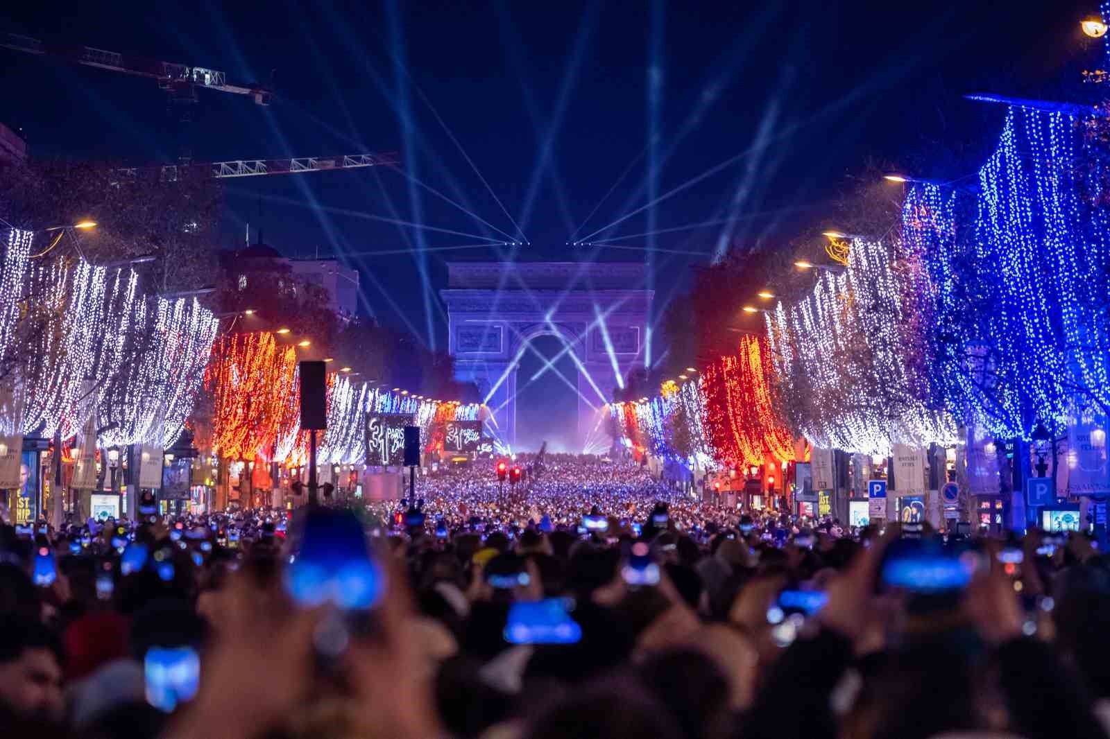 Fransa’da yeni yıl üst düzey güvenlik önlemleri altında kutlandı
