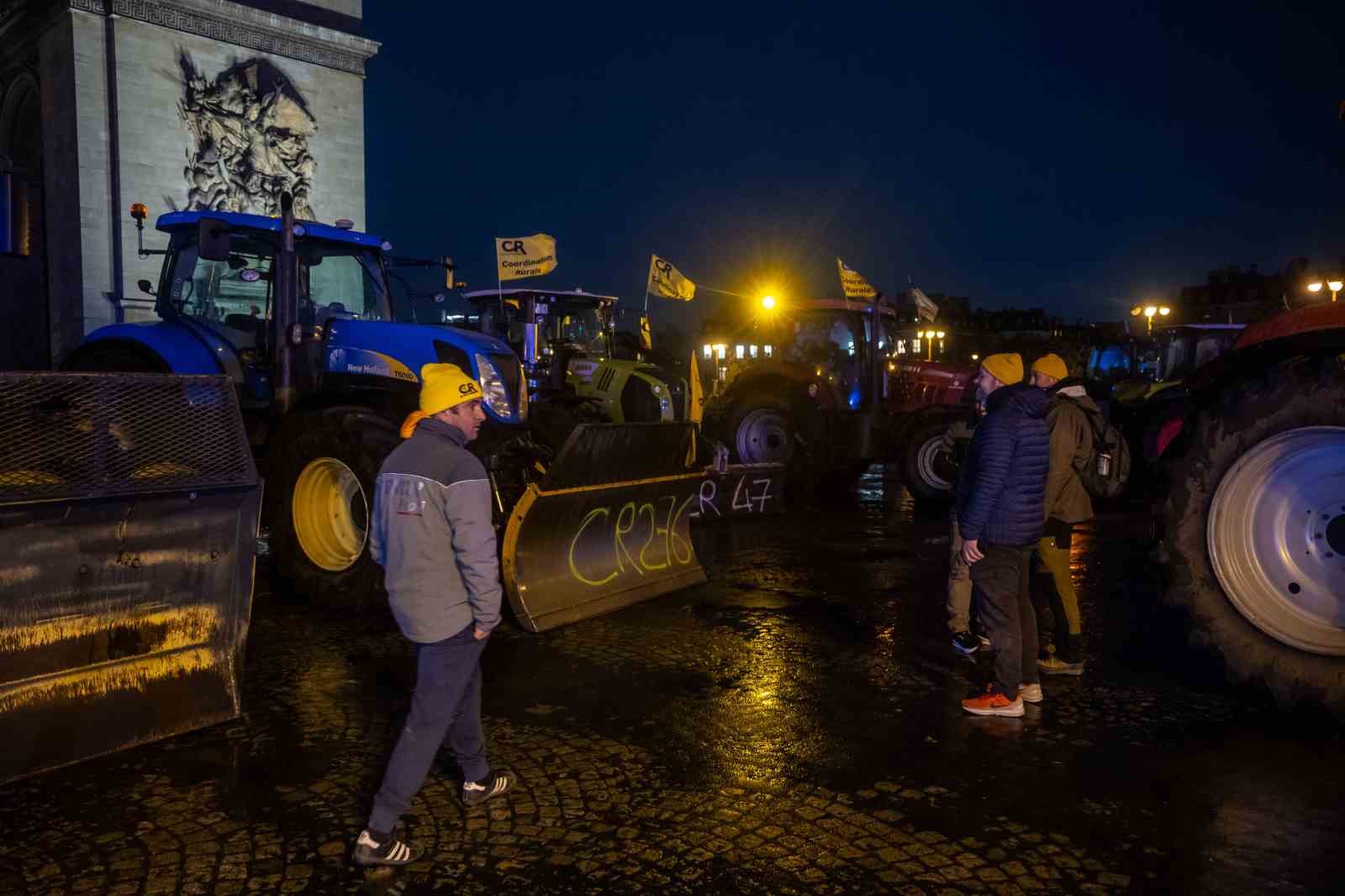 Fransız çiftçiler AB-Mercosur anlaşmasını protesto etmek üzere traktörleriyle Paris’e girdi
