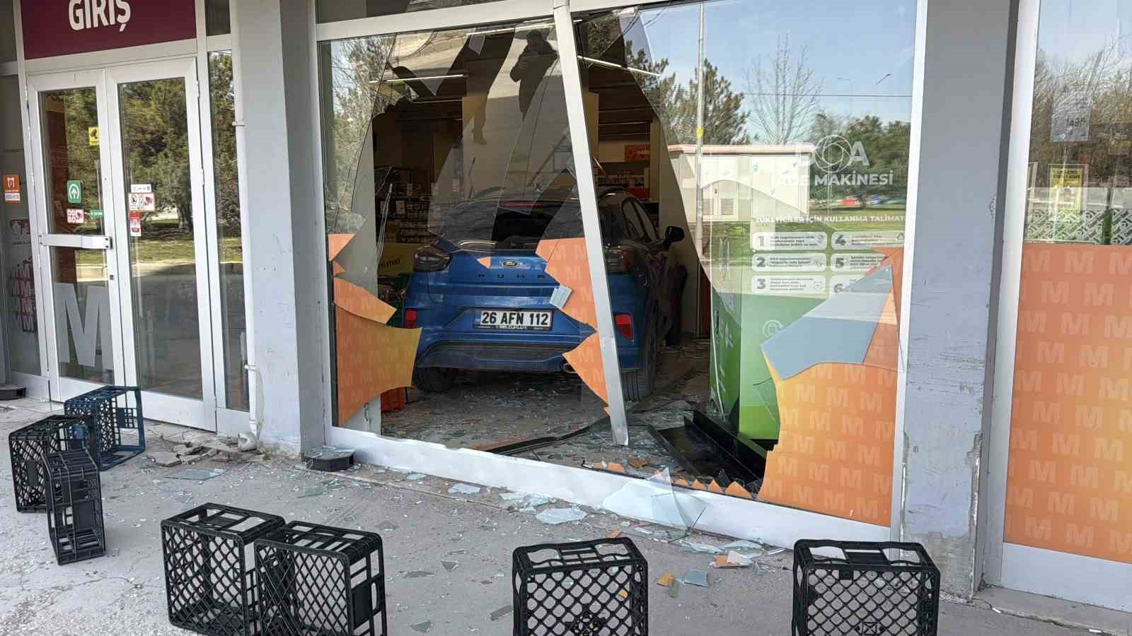 Fren yapmak yerine gaza basan otomobil süpermarkete girdi
