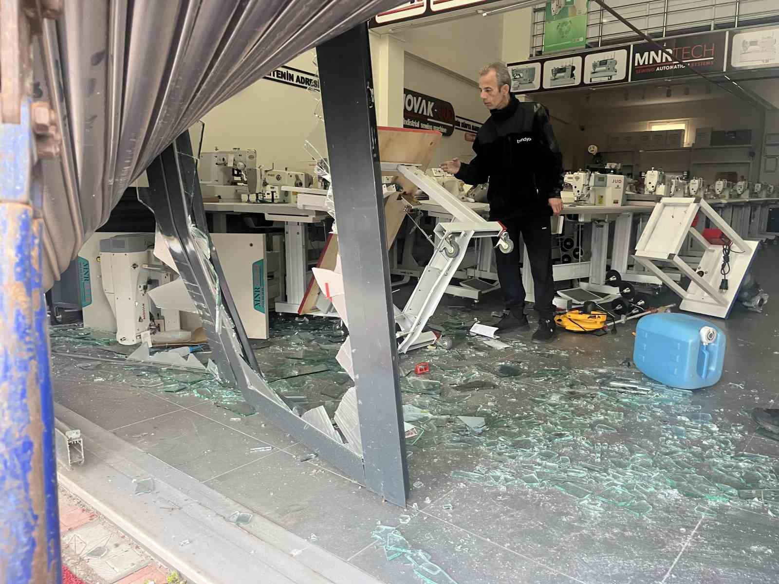 Fren yerine gaza basan sürücü işyerine daldı
