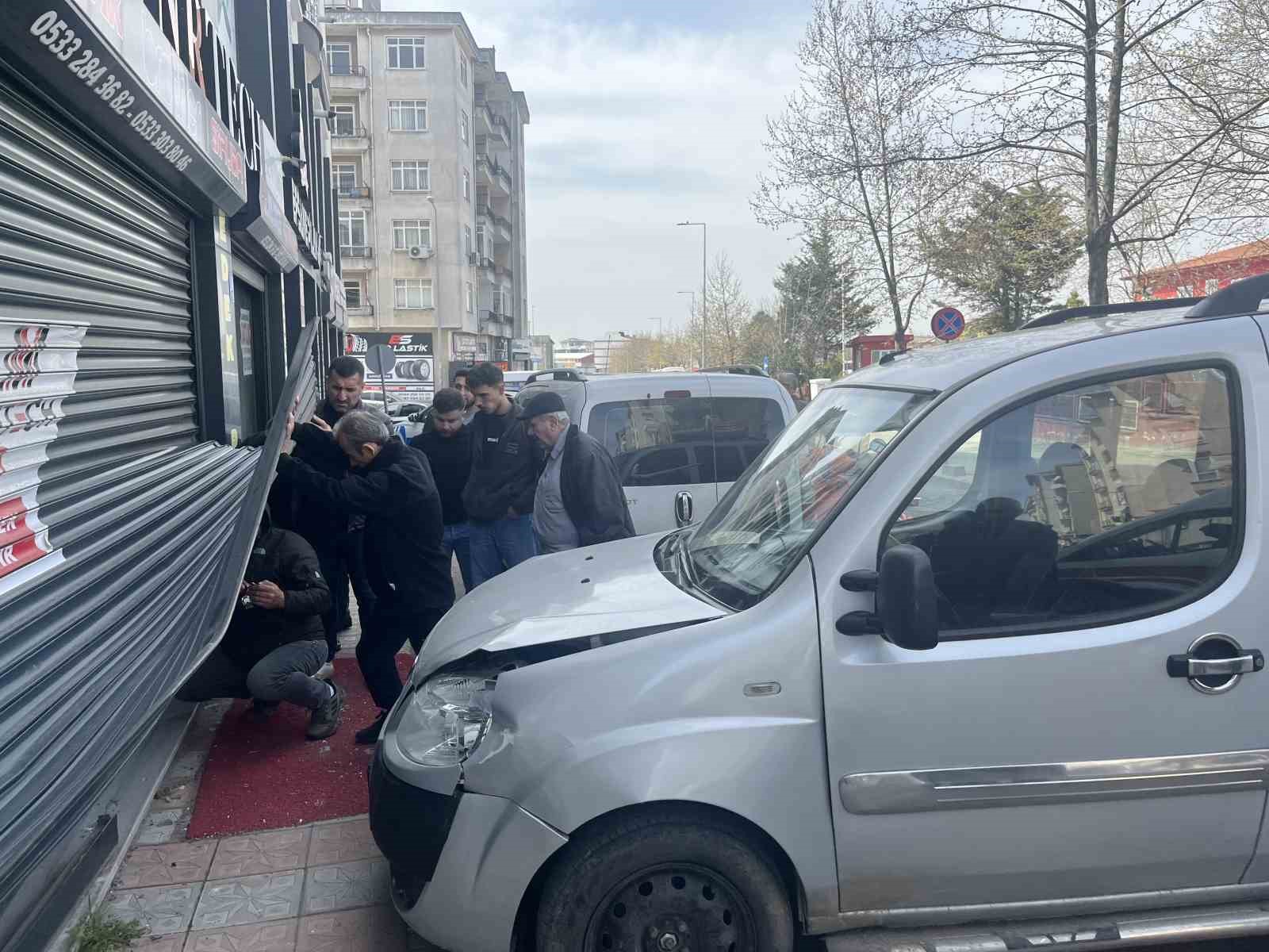 Fren yerine gaza basan sürücü işyerine daldı
