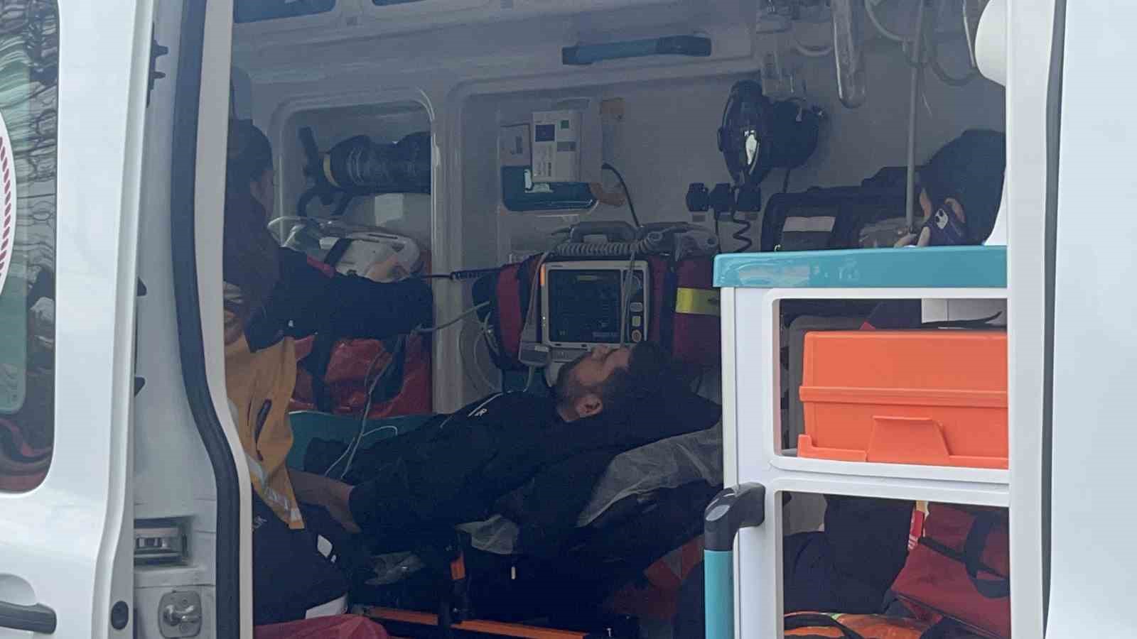 Fren yerine gaza basan sürücü işyerine daldı
