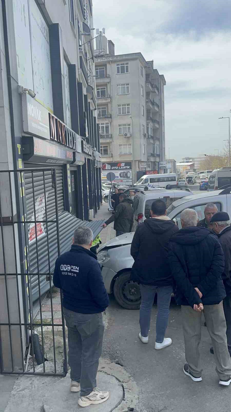 Fren yerine gaza basan sürücü işyerine daldı
