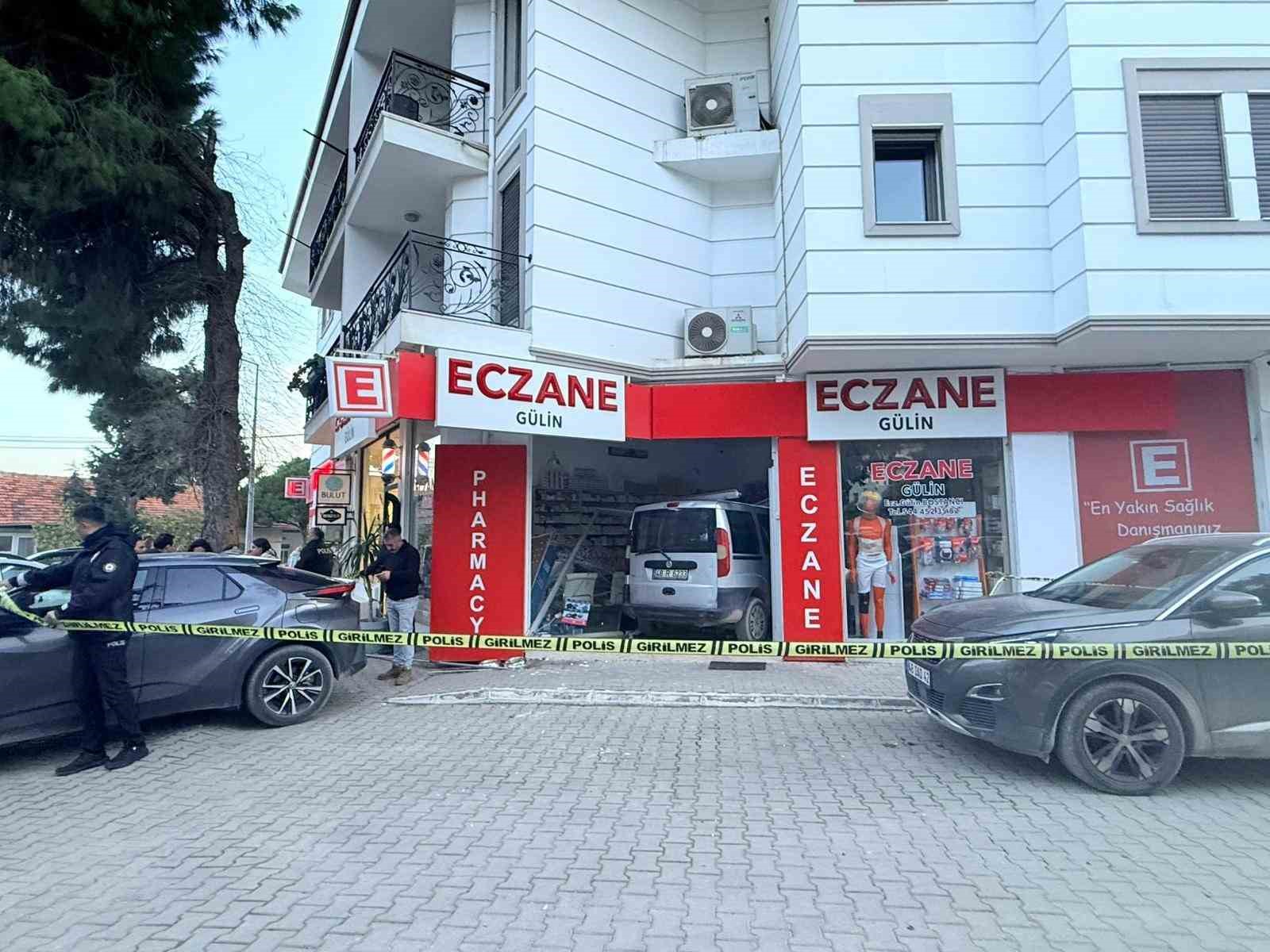 Fren yerine gaza basınca iş yerine daldı
