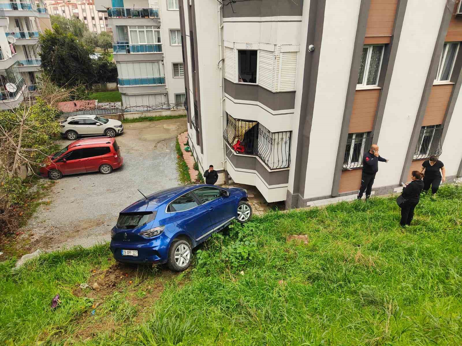 Fren yerine gaza basınca, sitenin bahçesine yuvarlandı
