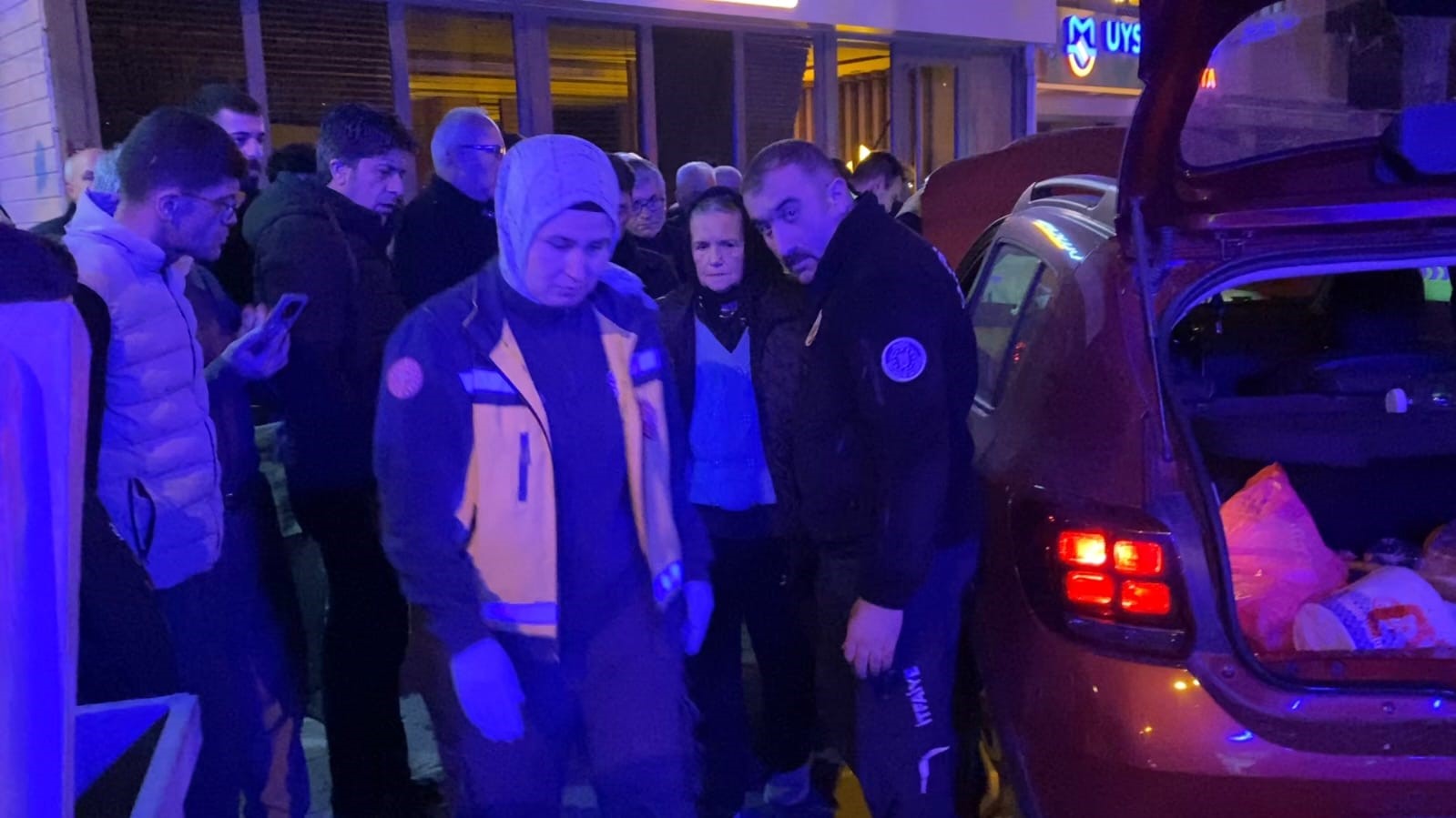 Fren yerine gaza bastı, 2 kişi yaralandı
