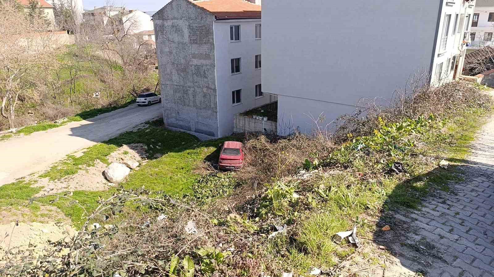 Freni boşalan otomobil şarampole uçtu: Baba ve oğlu yaralandı
