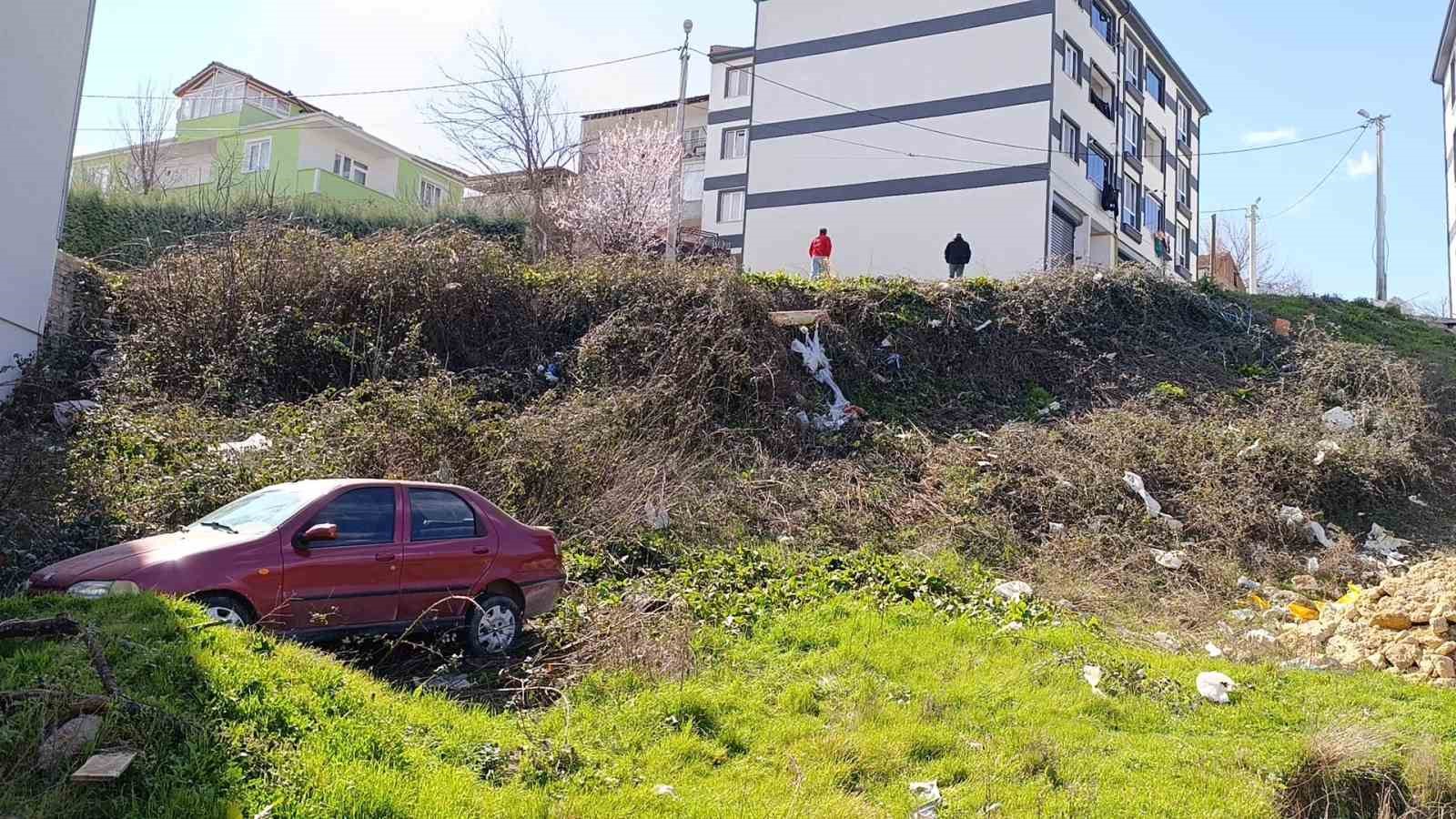 Freni boşalan otomobil şarampole uçtu: Baba ve oğlu yaralandı
