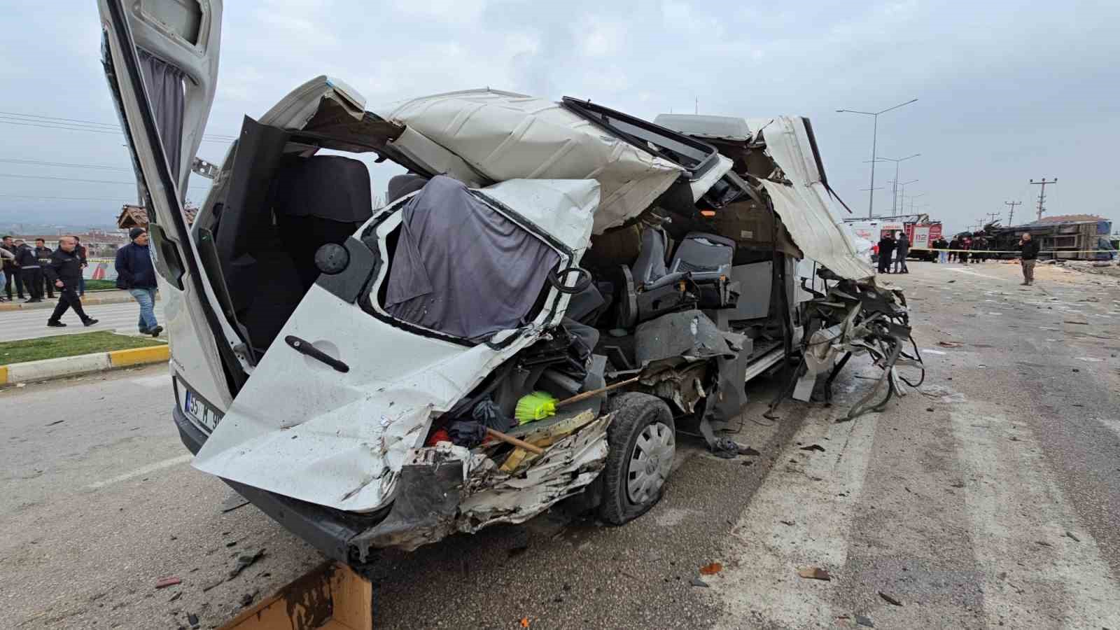 Freni patlayan tır dehşet saçtı: Öğrenci servisi dahil 7 araç birbirine girdi, 18 yaralı
