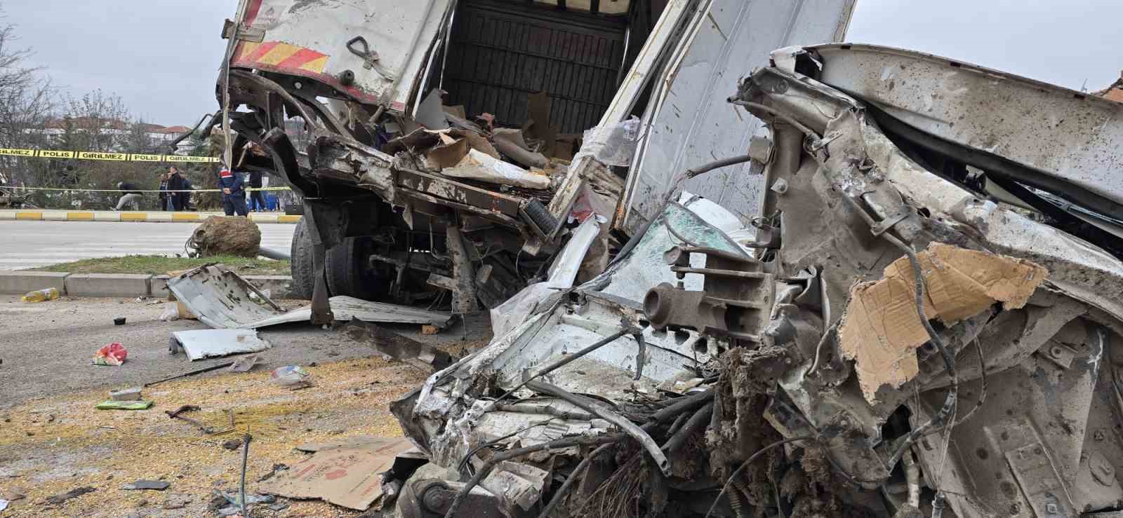Freni patlayan tır dehşet saçtı: Öğrenci servisi dahil 7 araç birbirine girdi, 18 yaralı
