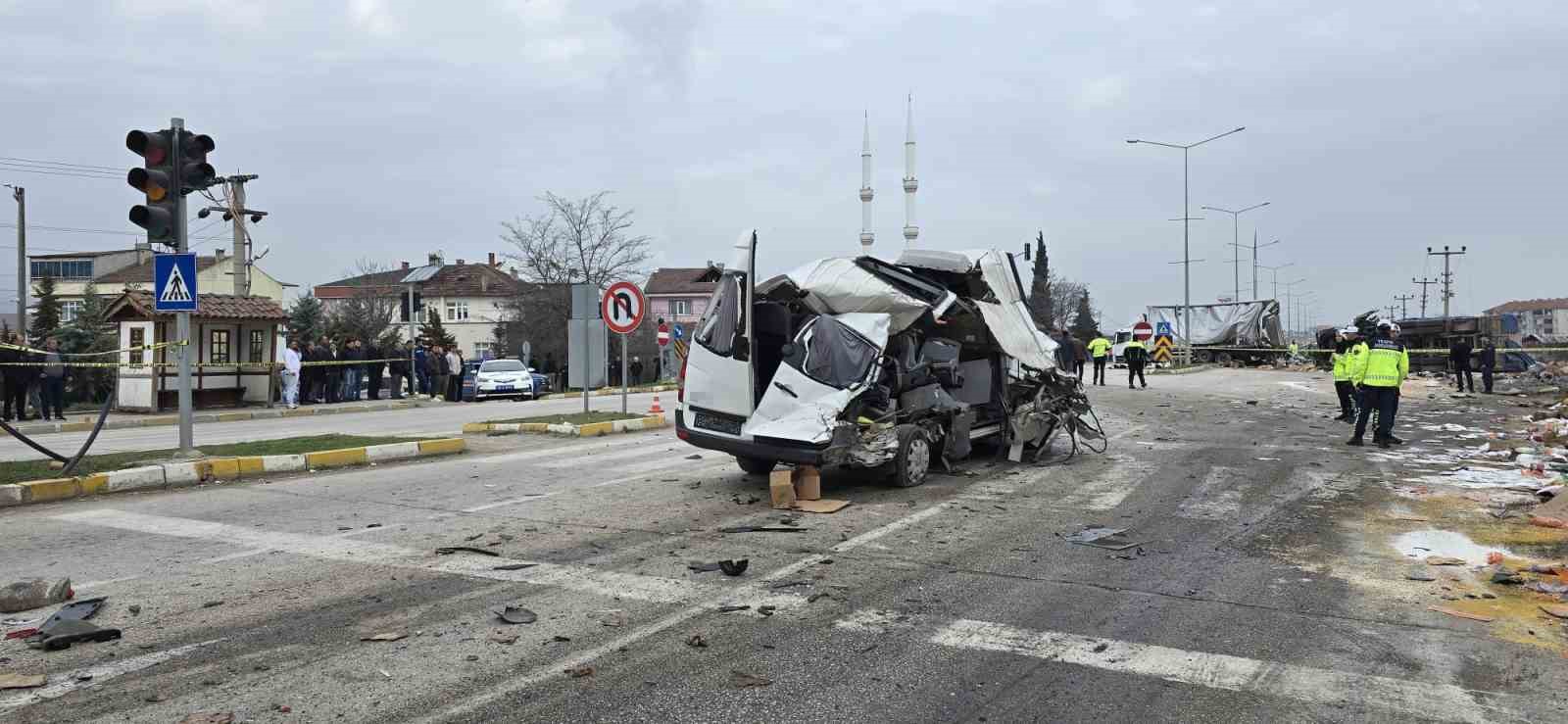 Freni patlayan tır dehşet saçtı: Öğrenci servisi dahil 7 araç birbirine girdi, 18 yaralı
