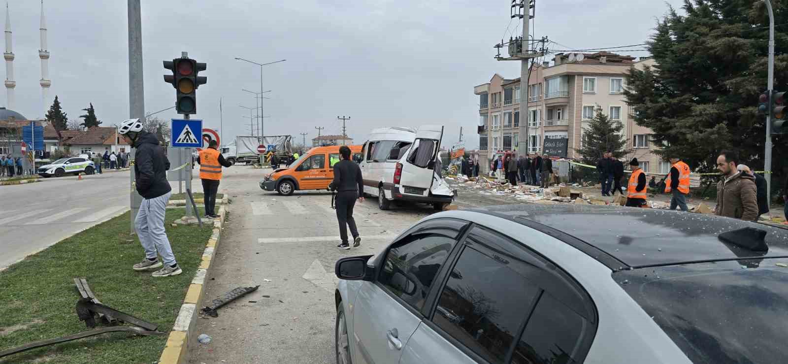 Freni patlayan tır dehşet saçtı: Öğrenci servisi dahil 7 araç birbirine girdi, 18 yaralı
