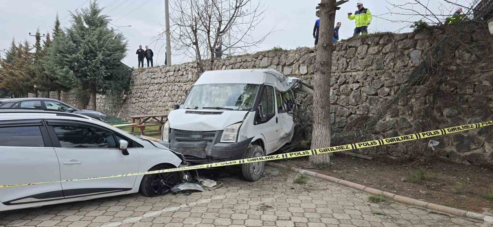 Freni patlayan tır dehşet saçtı: Öğrenci servisi dahil 7 araç birbirine girdi, 18 yaralı
