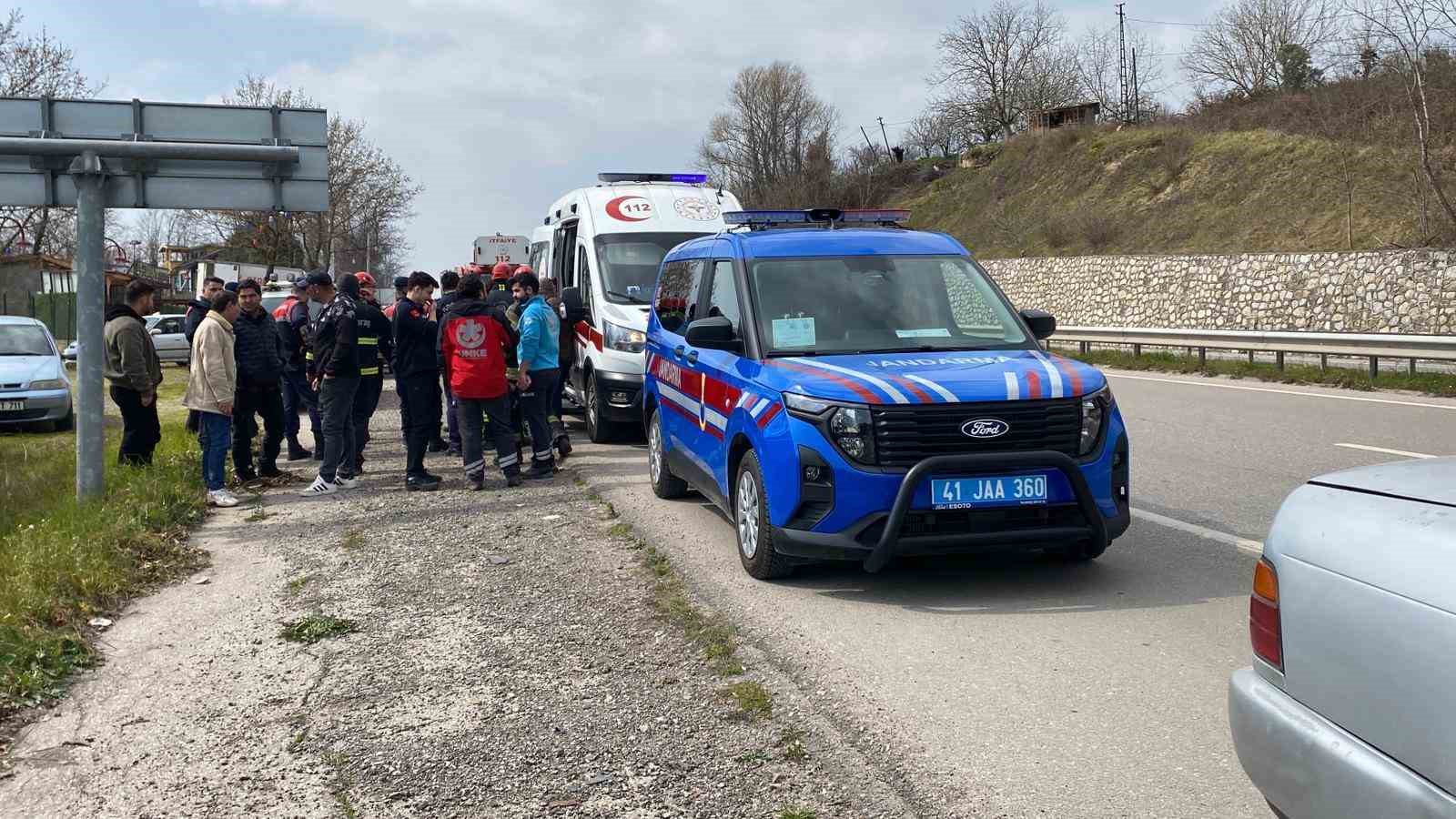 Frenine bakmak için indi, aracı gözlerinin önünde şarampole yuvarlandı
