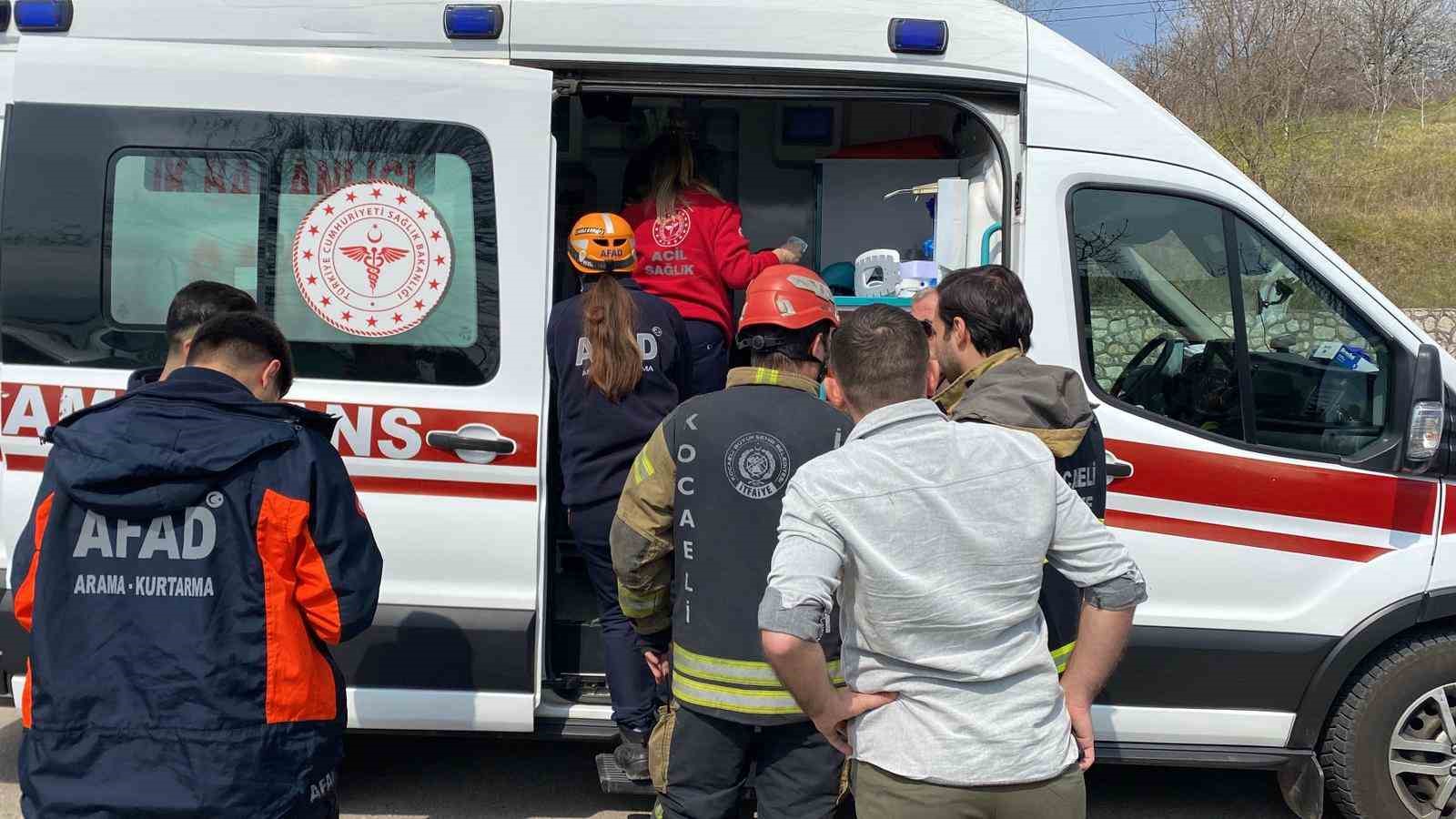 Frenine bakmak için indi, aracı gözlerinin önünde şarampole yuvarlandı
