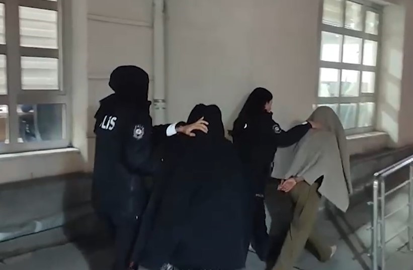 Fuhuş pazarlığı yaptıkları şahsın altın ve dövizlerini çalan kadınlar yakalandı
Fuhuş pazarlığı yaptıkları şahsın altın ve dövizlerini çalan kadınlar yakalandı