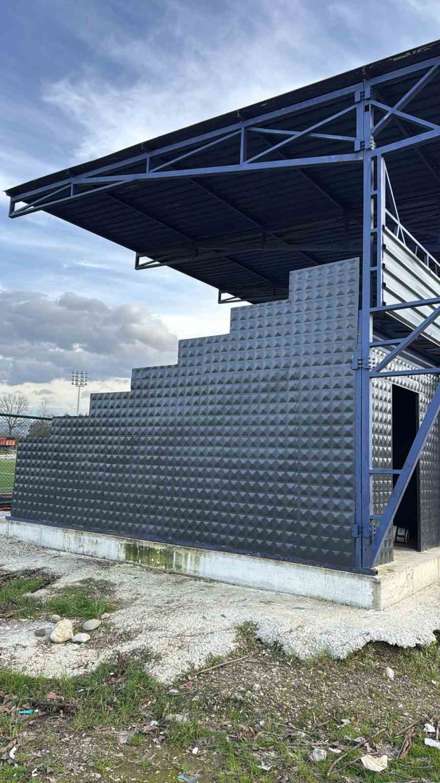 Futbol sahasına malzeme deposu
