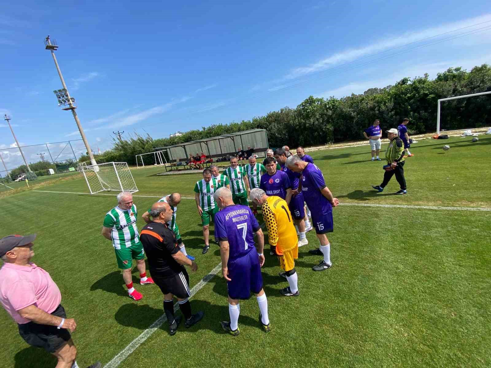 Futbol sahasında dostluklar rüzgarı esti
