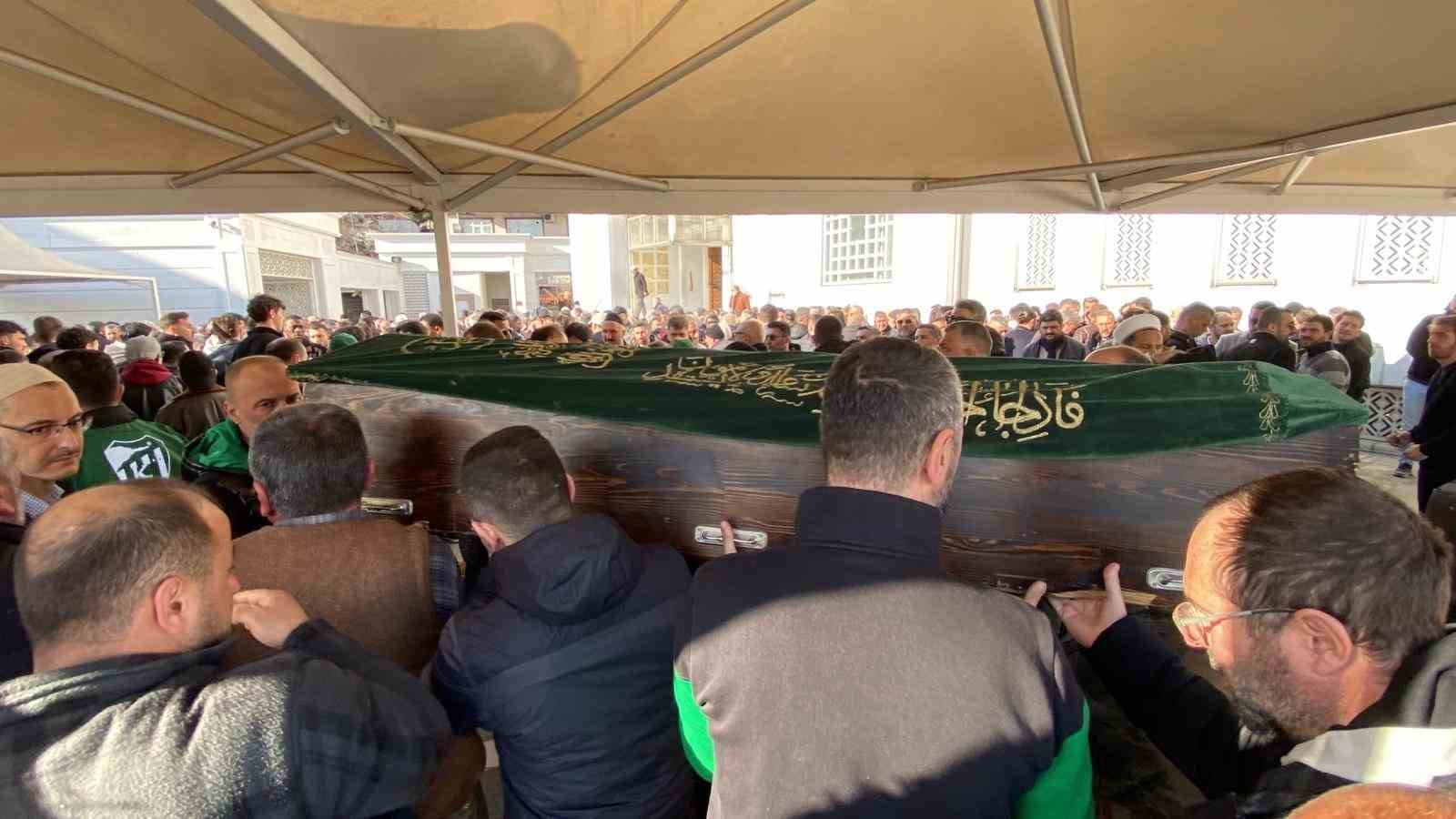 Futbolcu Mesut Özdemir’in babası Kocaeli’de son yolculuğuna uğurlandı
