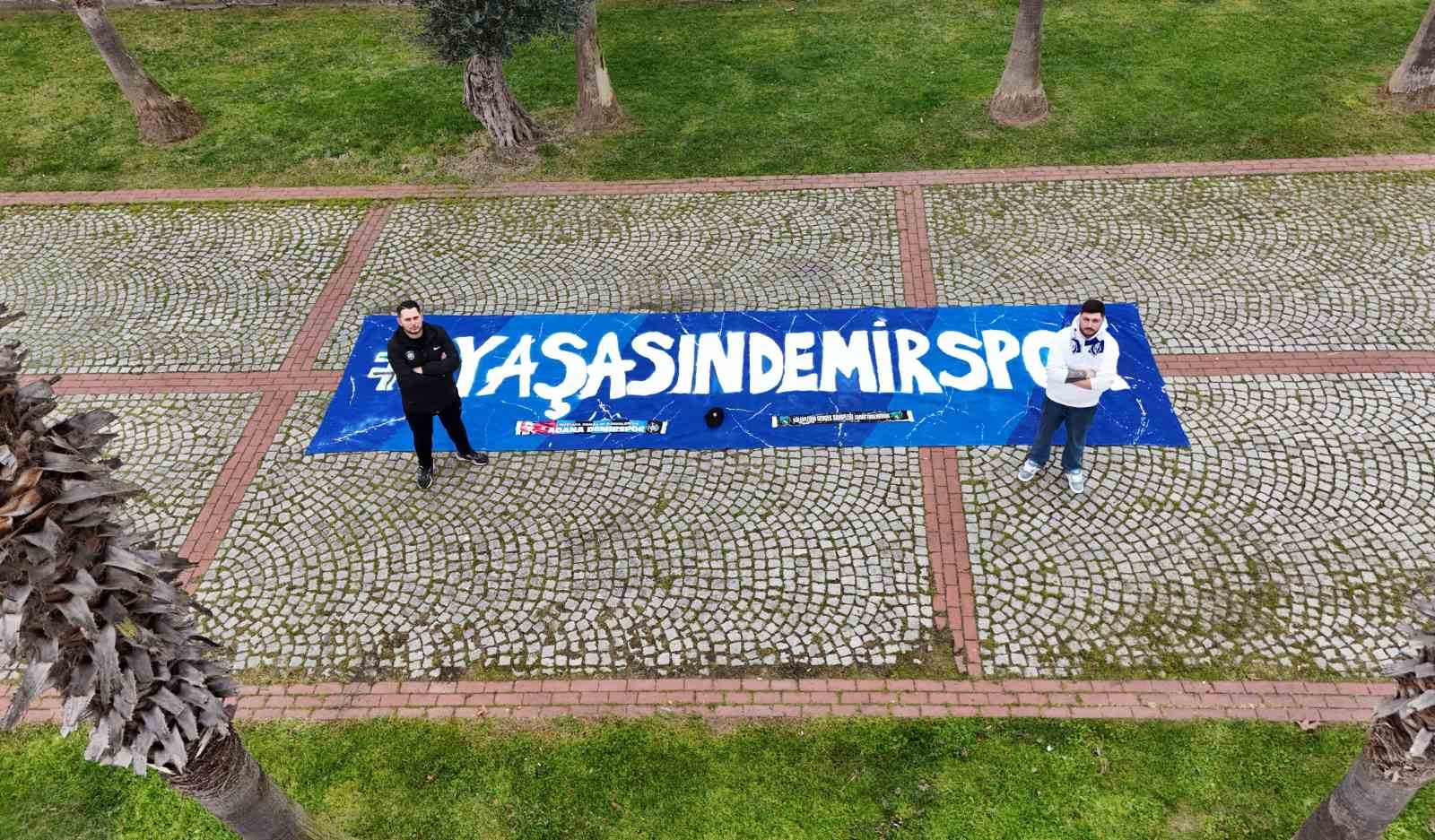 Futbolcu olamadılar ama tribünleri pankartlarıyla renklendiriyorlar
