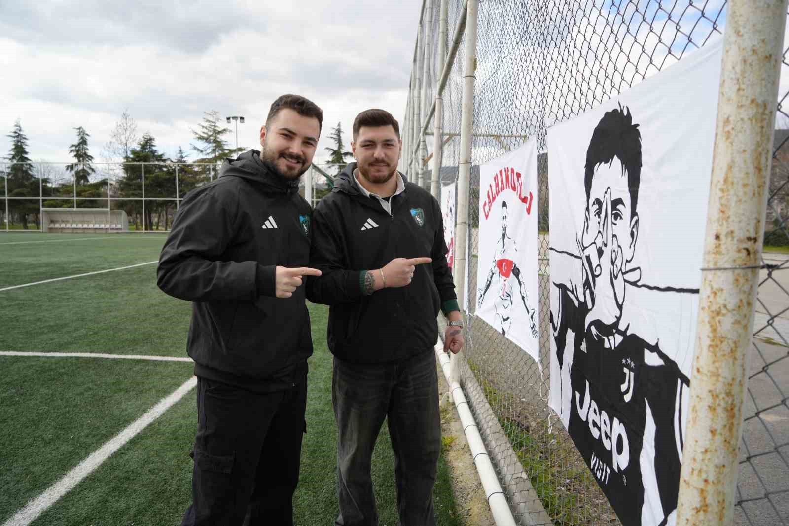 Futbolcu olamadılar ama tribünleri pankartlarıyla renklendiriyorlar
