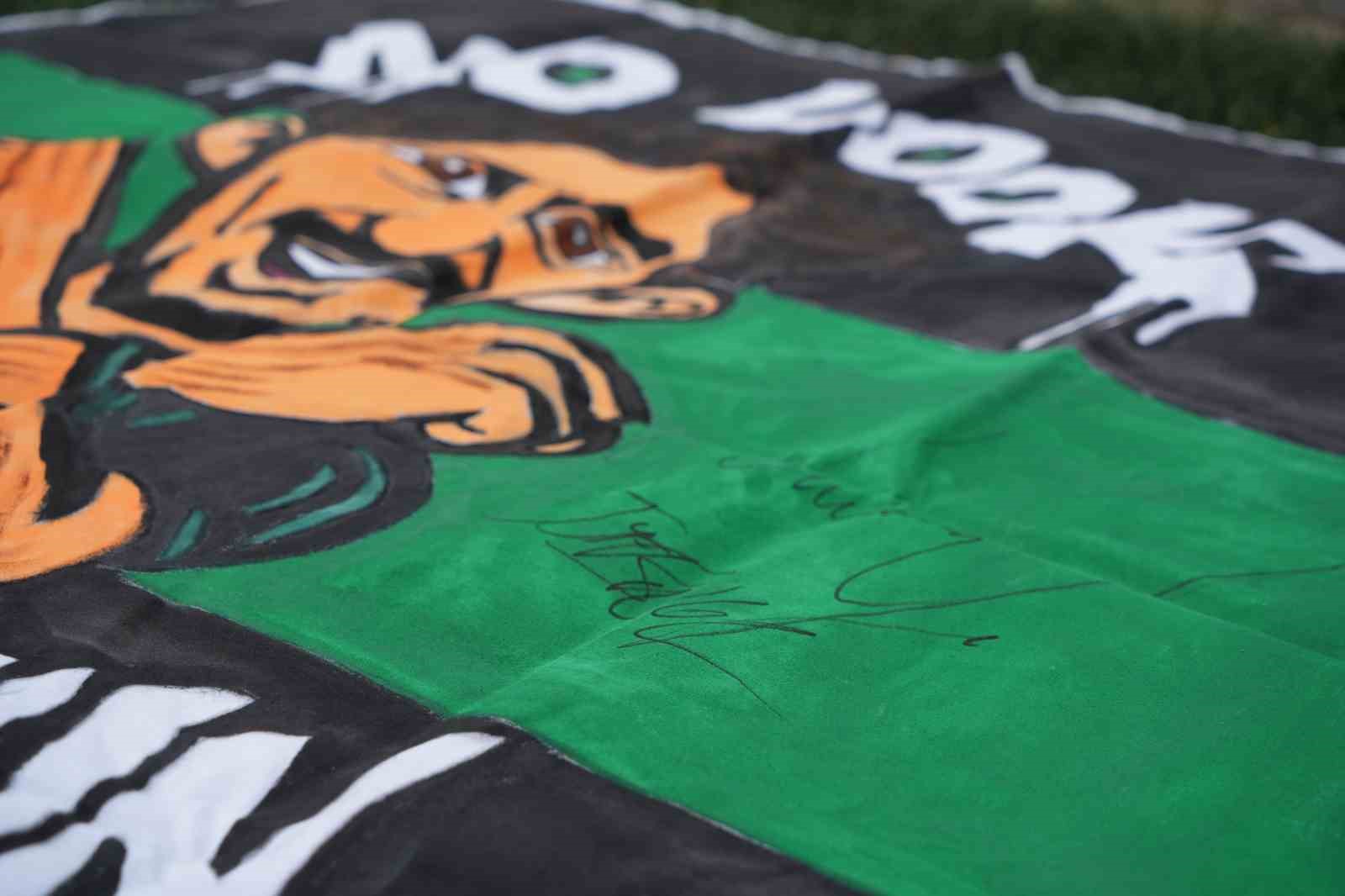 Futbolcu olamadılar ama tribünleri pankartlarıyla renklendiriyorlar
