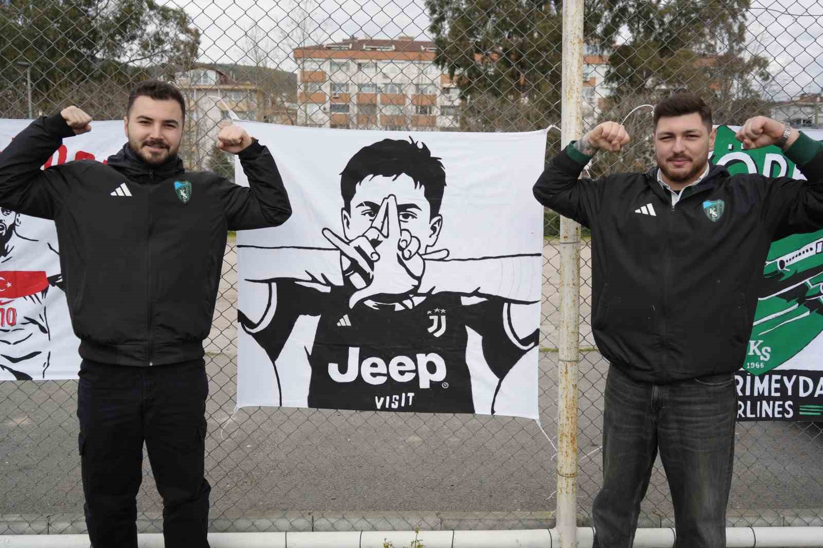 Futbolcu olamadılar ama tribünleri pankartlarıyla renklendiriyorlar
