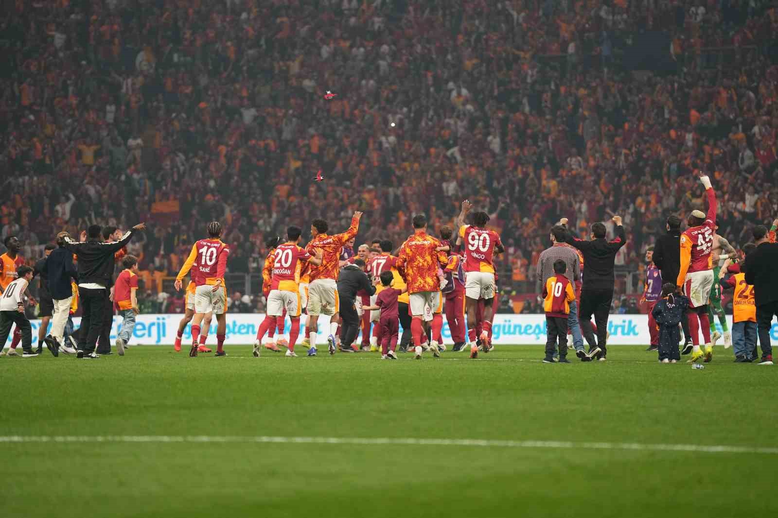 Galatasaray, derbi galibiyetini taraftarıyla kutladı
