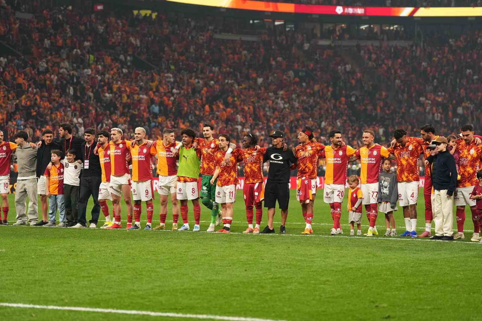 Galatasaray, derbi galibiyetini taraftarıyla kutladı
