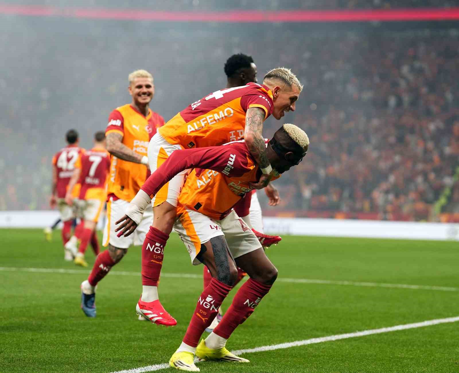 Galatasaray evindeki yenilmezlik serisini derbide sürdürdü
