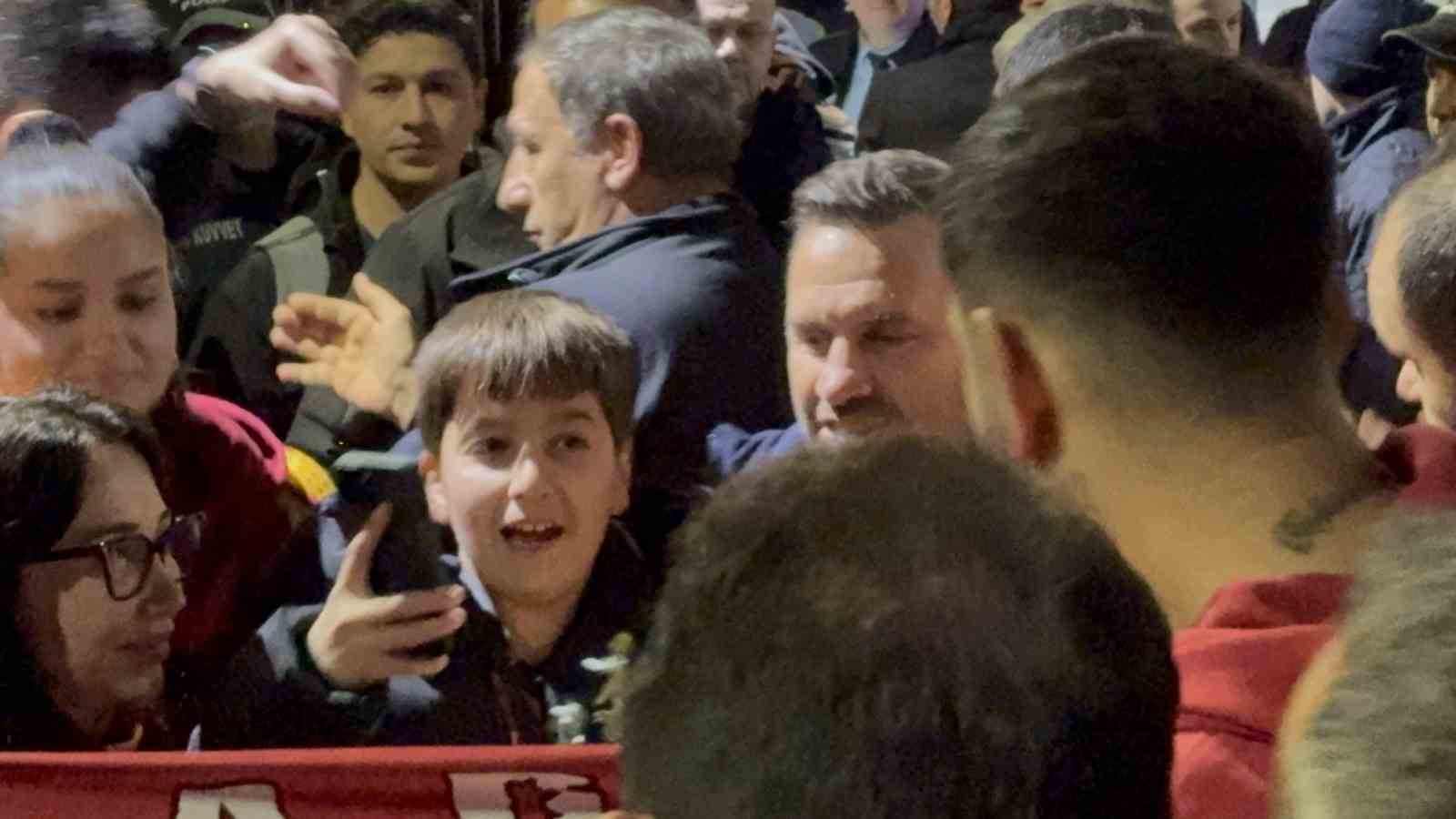 Galatasaray, Fethiye’de çiçeklerle karşılandı
