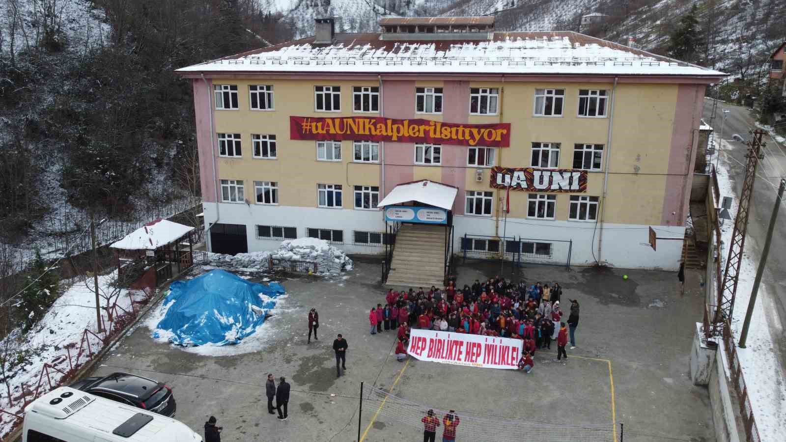 Galatasaray taraftar grubundan, Giresun’da köy okuluna anlamlı yardım
Galatasaray taraftar grubundan, Giresun’da köy okuluna anlamlı yardım