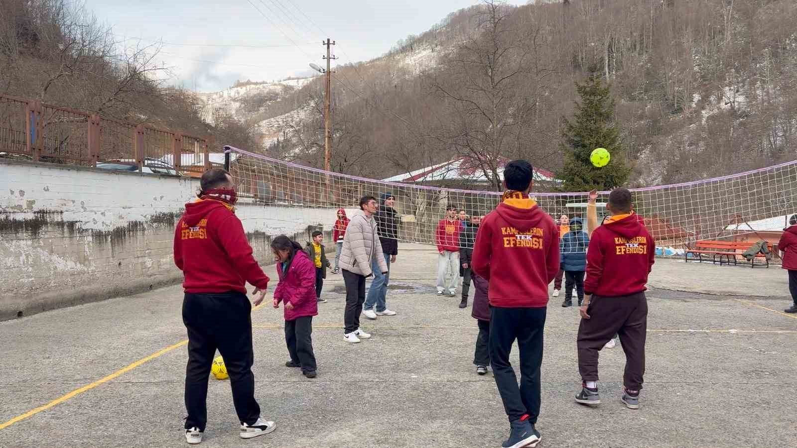 Galatasaray taraftar grubundan, Giresun’da köy okuluna anlamlı yardım
Galatasaray taraftar grubundan, Giresun’da köy okuluna anlamlı yardım