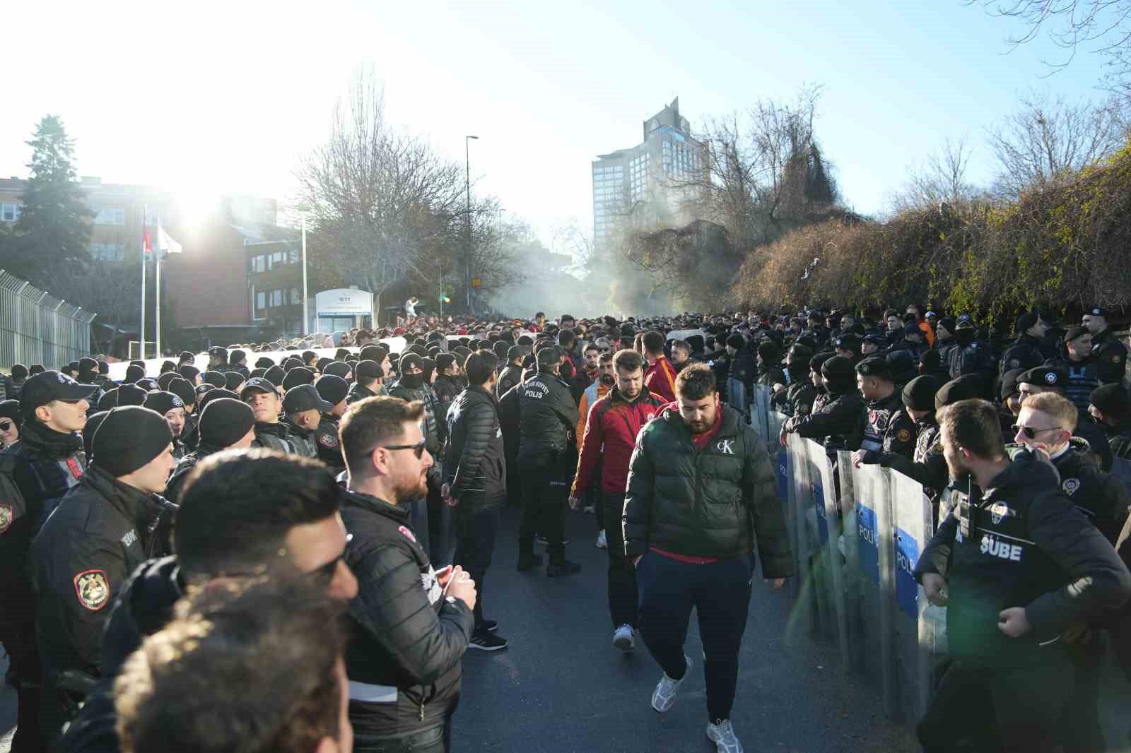 Galatasaray taraftarı, Dolmabahçe’ye geldi

