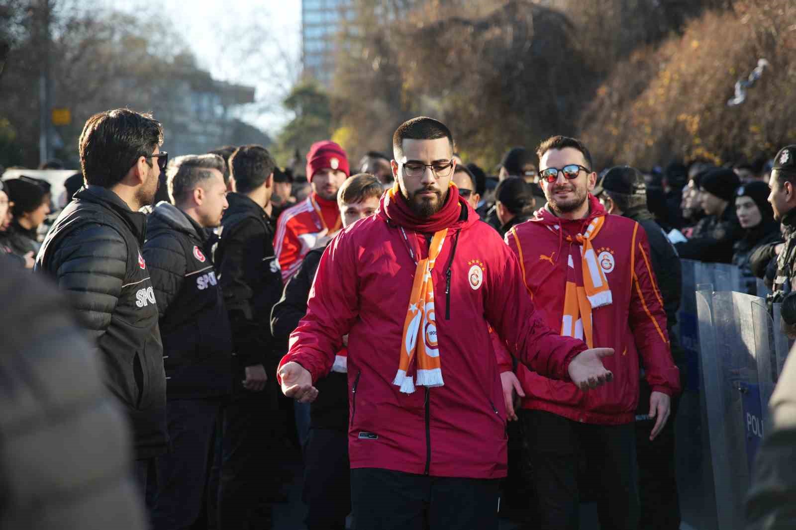 Galatasaray taraftarı, Dolmabahçe’ye geldi
