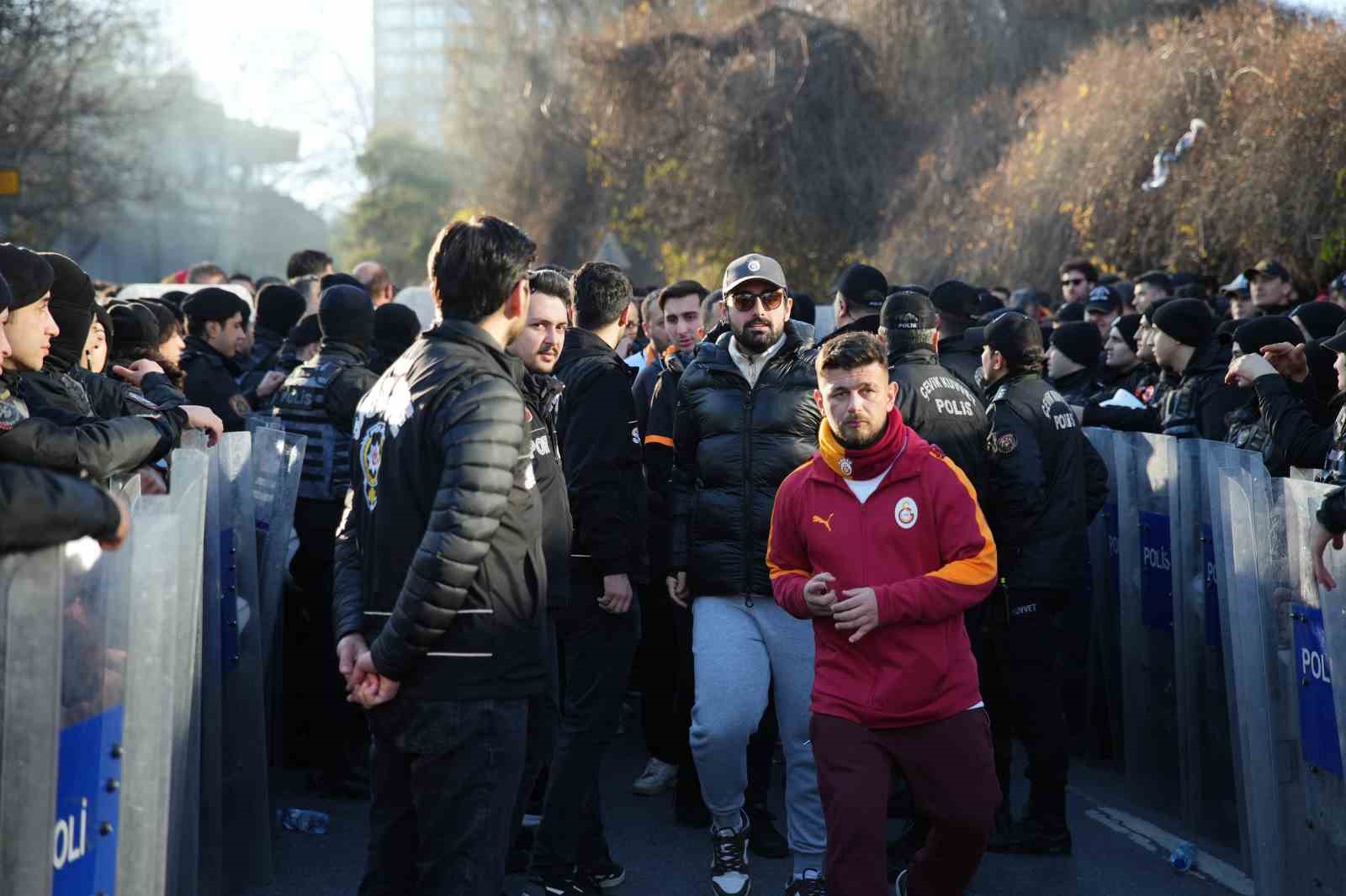 Galatasaray taraftarı, Dolmabahçe’ye geldi
