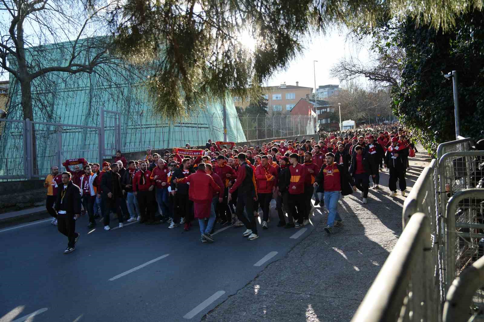 Galatasaray taraftarı, Dolmabahçe’ye geldi
