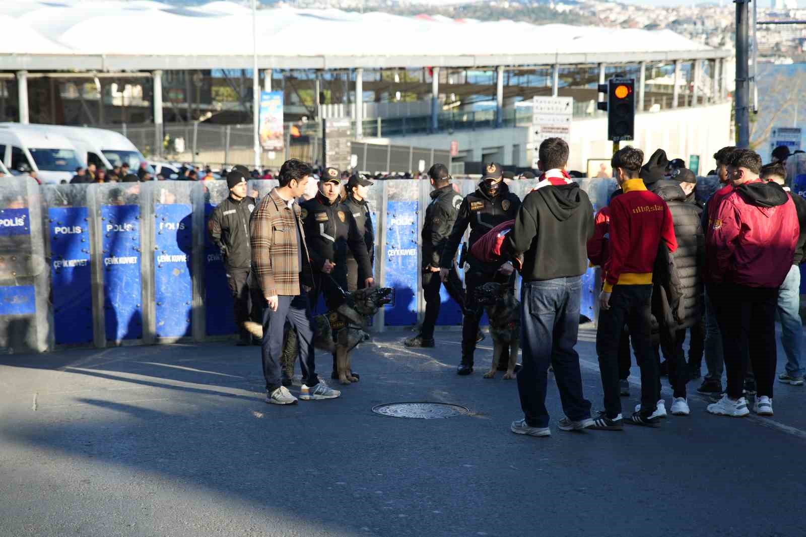 Galatasaray taraftarı, Dolmabahçe’ye geldi
