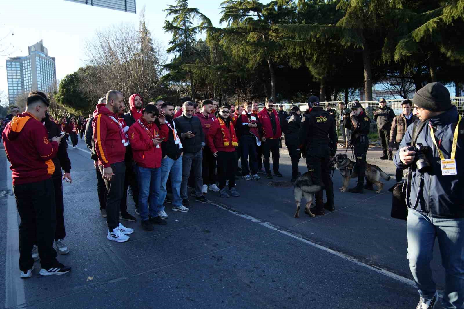 Galatasaray taraftarı, Dolmabahçe’ye geldi
