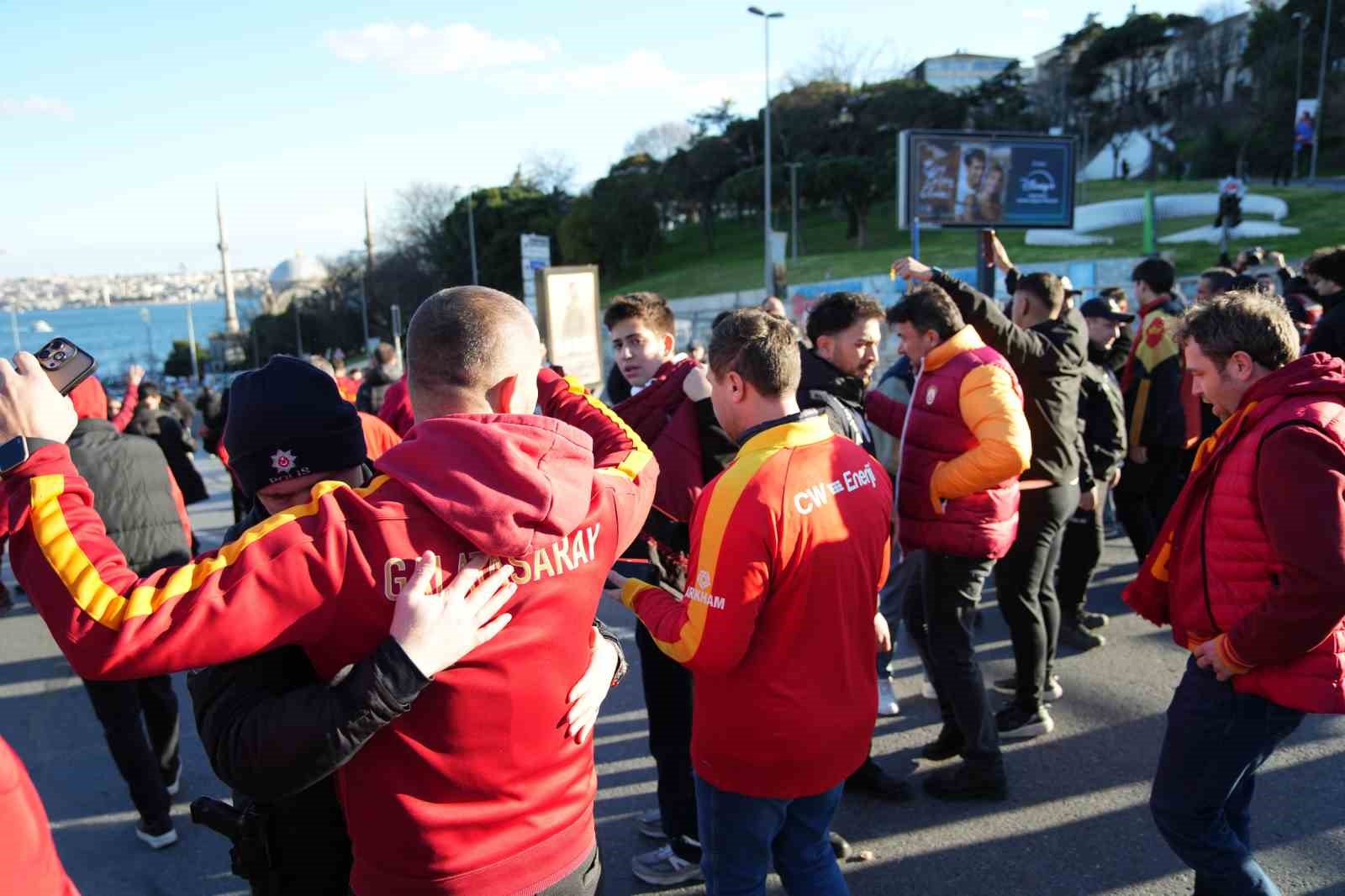 Galatasaray taraftarı, Dolmabahçe’ye geldi
