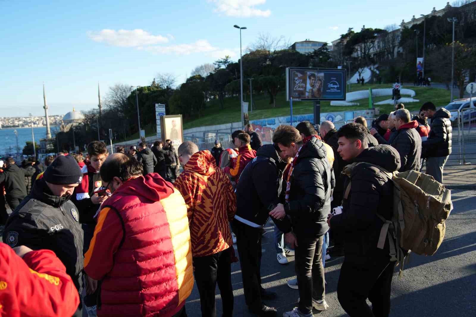 Galatasaray taraftarı, Dolmabahçe’ye geldi
