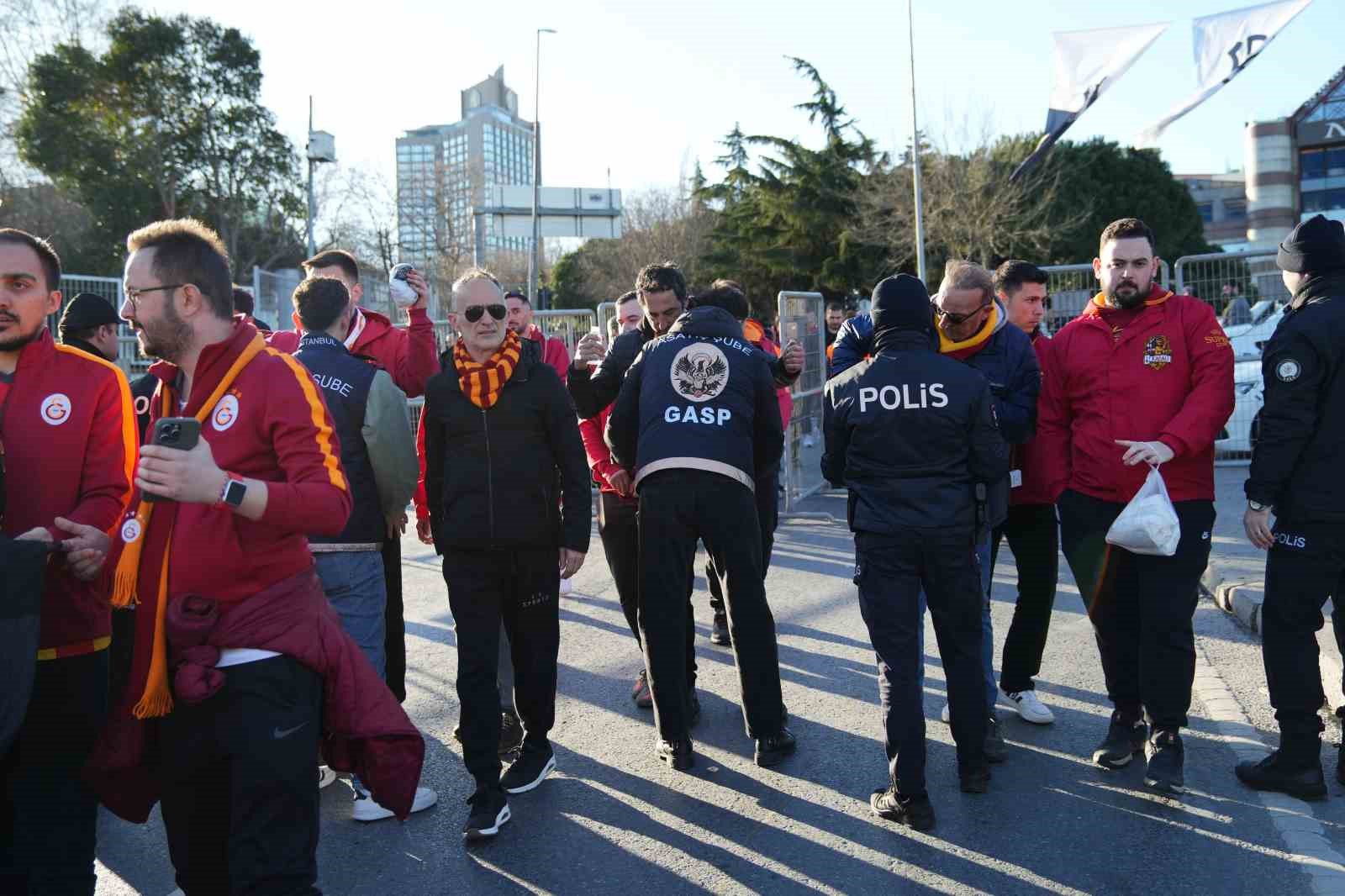 Galatasaray taraftarı, Dolmabahçe’ye geldi
